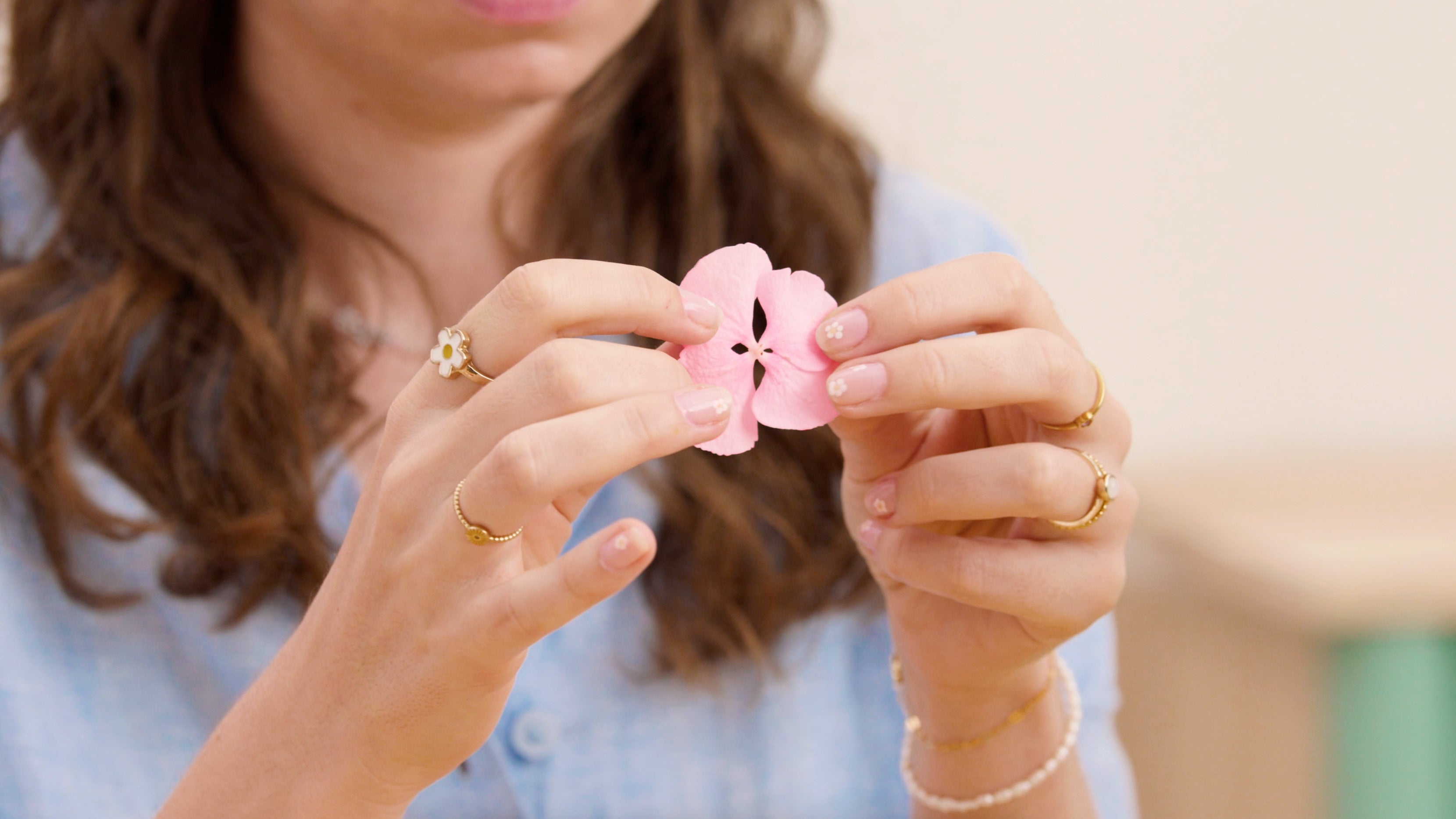 Découvre comment observer et cueillir tes fleurs en toute sécurité pour préparer ton herbier. Conseils pratiques et poétiques pour débuter facilement.