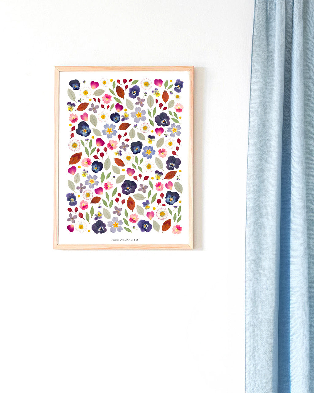 Affiche Herbier - Bouquet d’été
 art print format a3, tons lilas vert et rose. fleurs pressées de primevères, pensées. décoration fleurie et colorée pour chambre. de Chemin des Marettes 