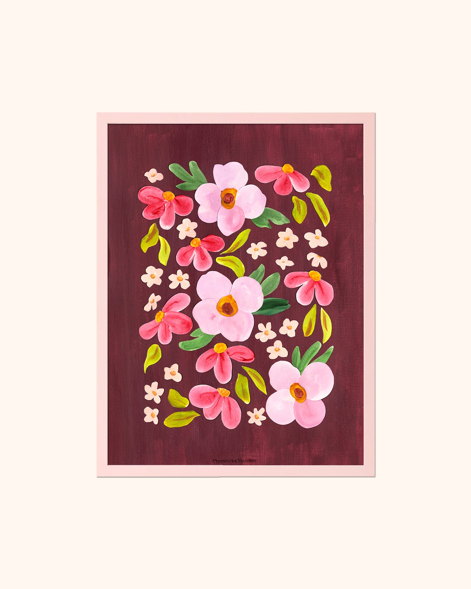 Grand herbier original A3 nommé Amarante, collage de fleurs en papier rose et blanc en relief sur fond peint bordeaux, encadré dans un cadre en bois rose, création Chemin des Marettes.
