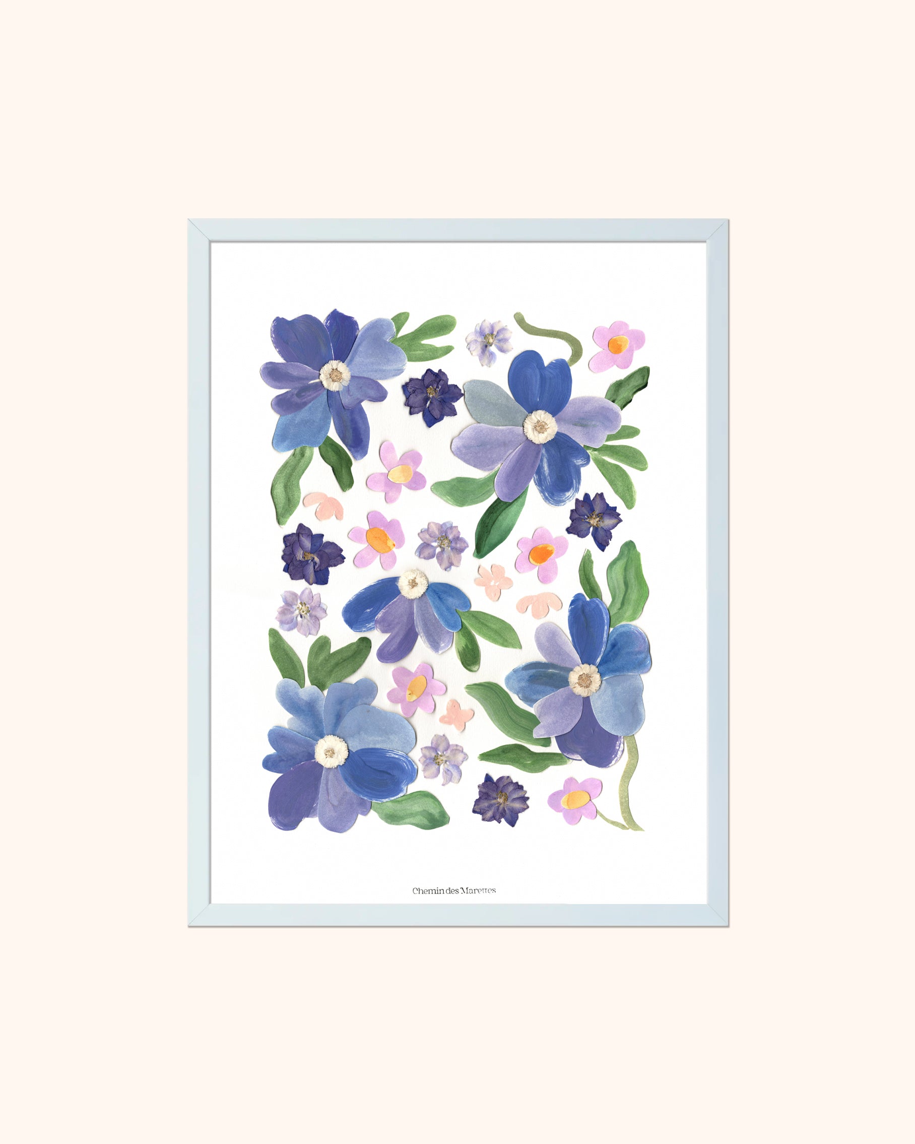 Grand herbier original A3 nommé Azuria, collage de fleurs en papier en relief sur fond blanc, encadré dans un cadre en bois bleu, création Chemin des Marettes.