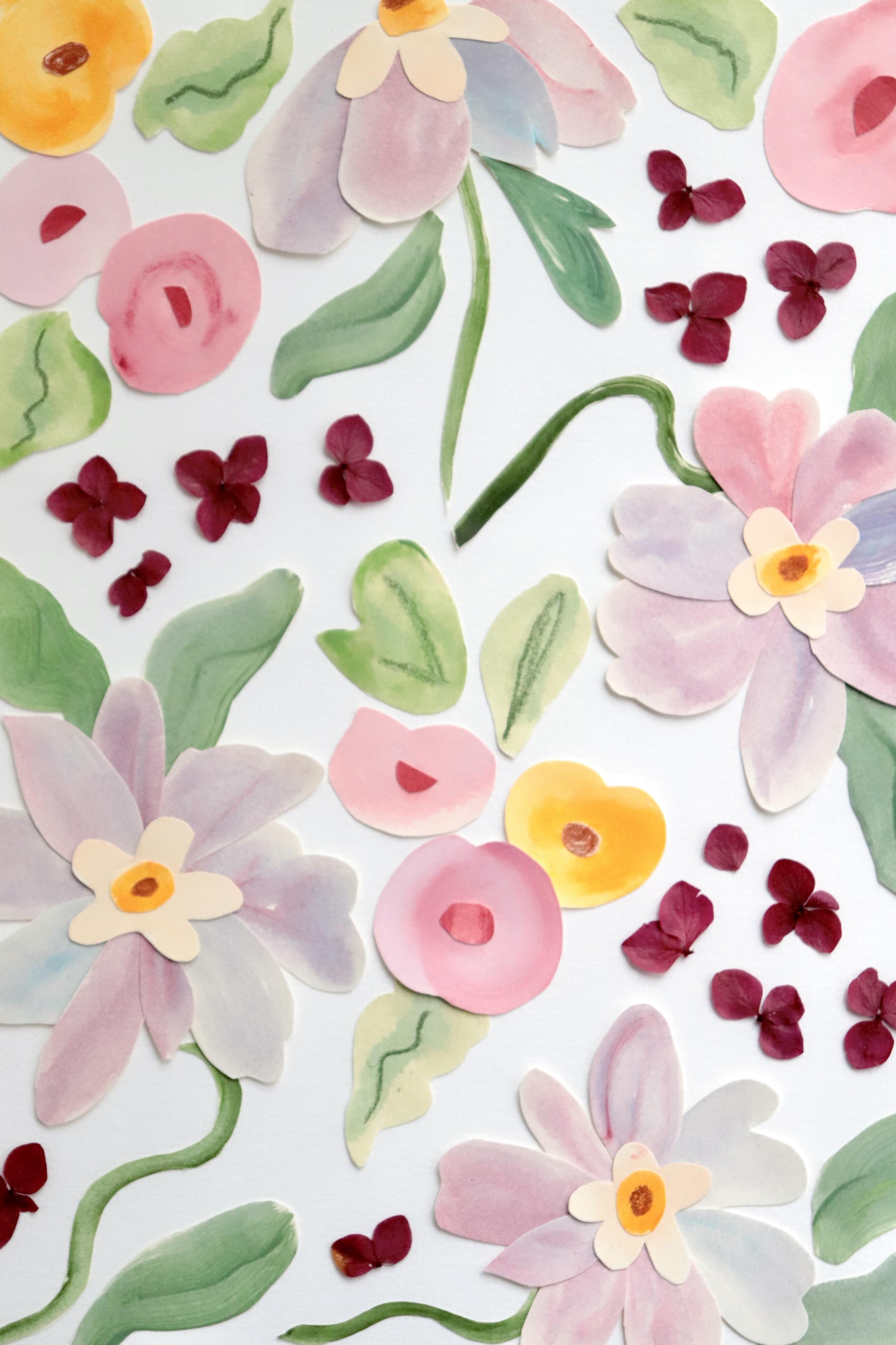 Grand herbier original A3 nommé Chimère, collage de fleurs en papier en relief sur fond blanc, encadré dans un cadre en bois jaune, création Chemin des Marettes.