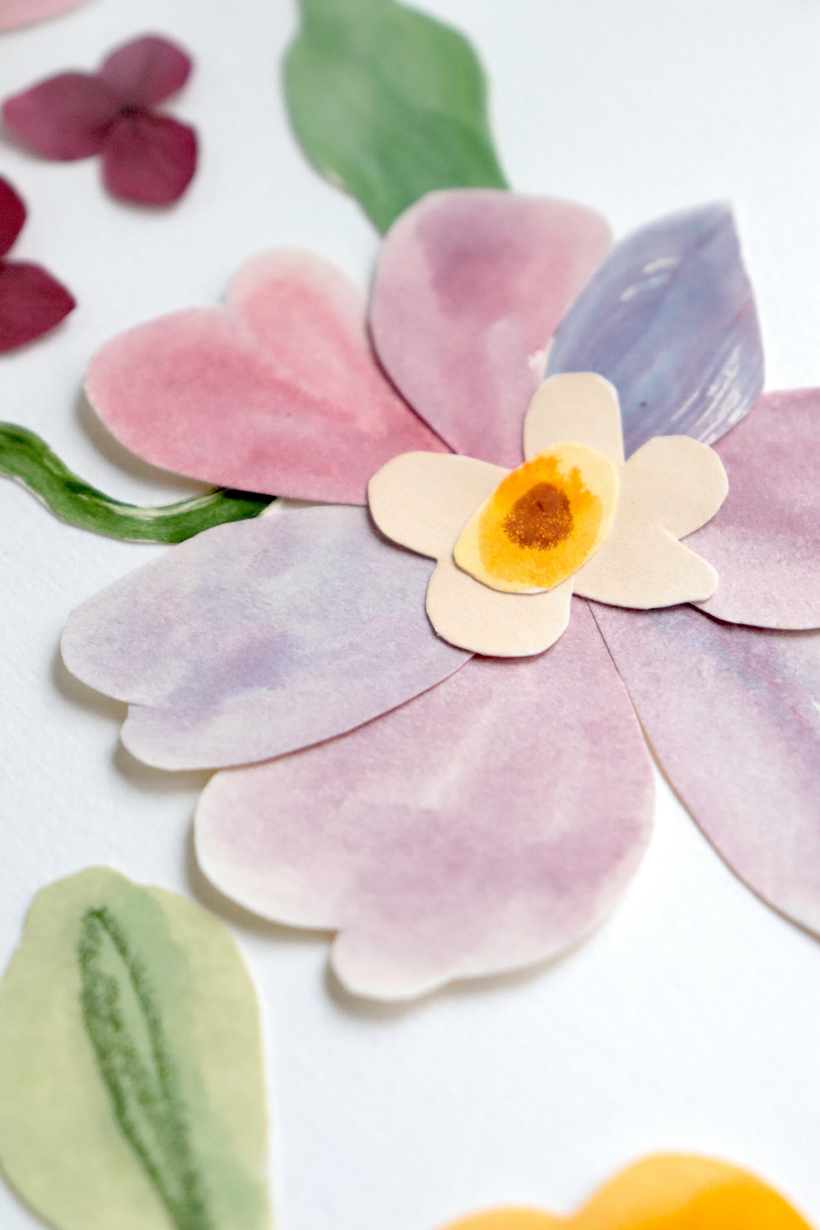 Grand herbier original A3 nommé Chimère, collage de fleurs en papier en relief sur fond blanc, encadré dans un cadre en bois jaune, création Chemin des Marettes.