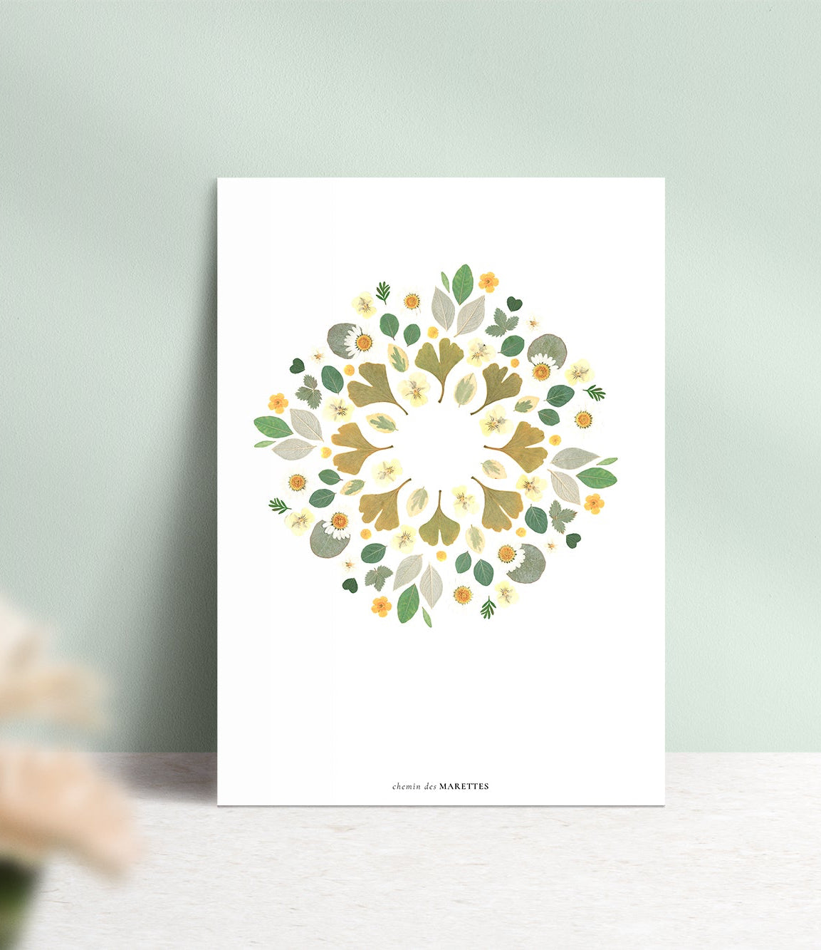 Affiche Herbier - Gaïa
 art print format a3, tons verts. Mandala de  fleurs pressées de ginkgo et marguerites. décoration fleurie et colorée de Chemin des Marettes 