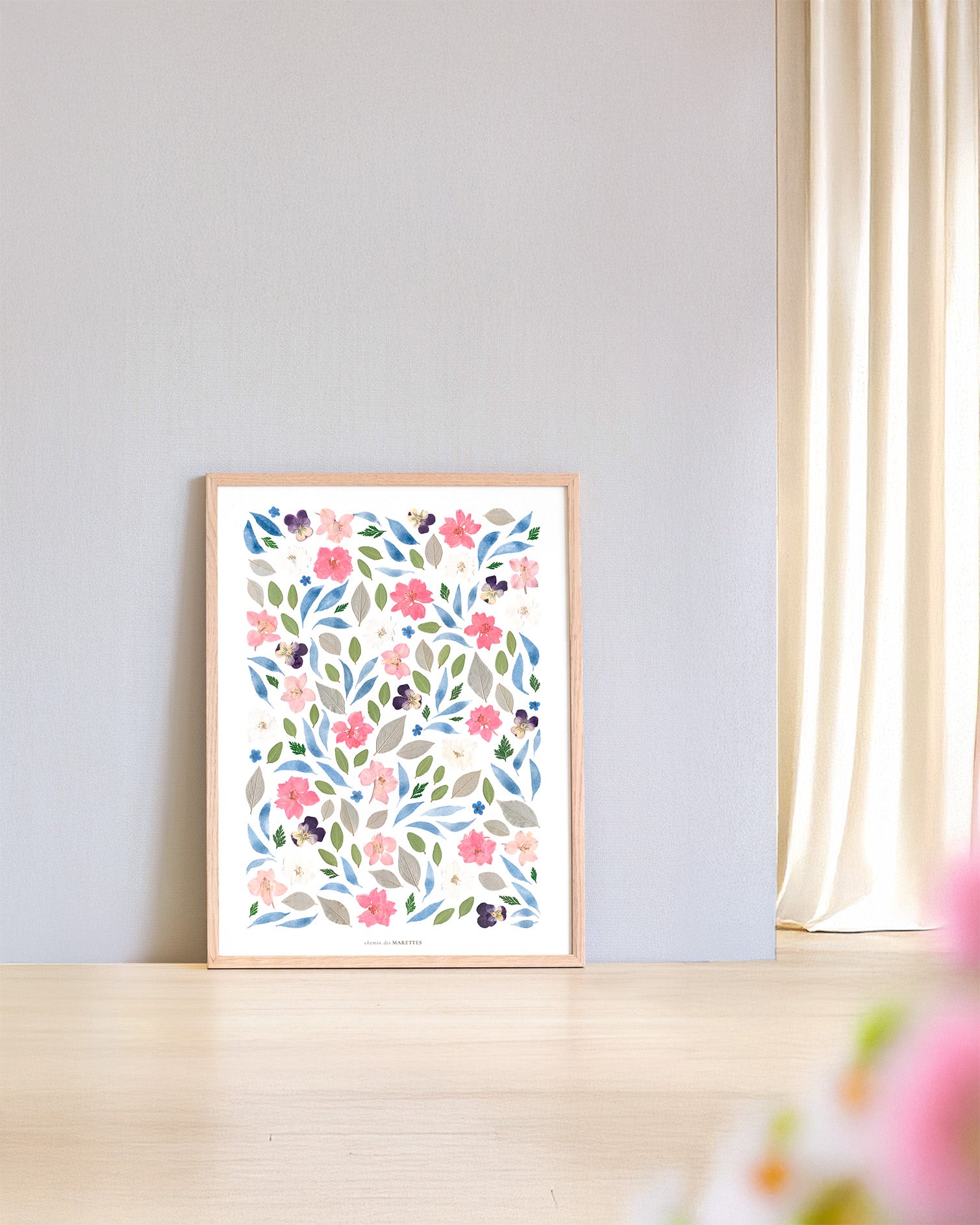 Affiche Herbier - Prélude
 art print format a3, tons rose bleu et vert. Composition de fleurs pressées de delphinium, feuillage et aquarelle. décoration fleurie et poétique de Chemin des Marettes 