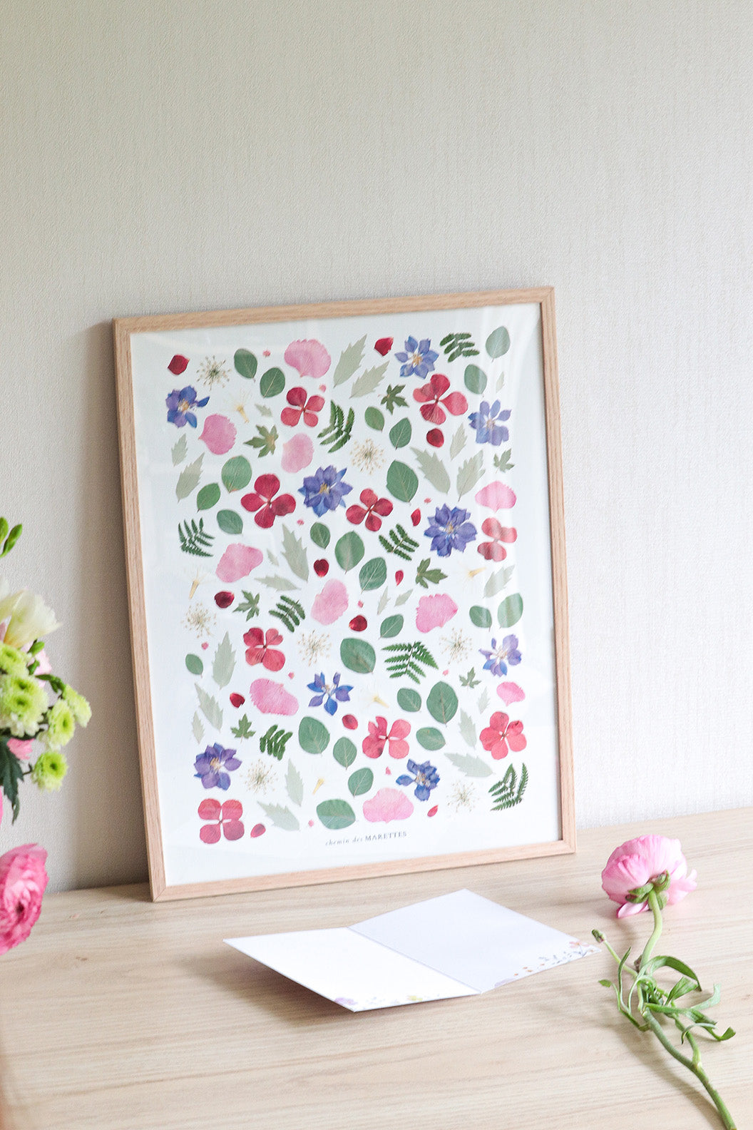 Affiche Herbier - Artémis
 art print format a3, tons rouge vert et bleu. fleurs pressées de delphinium, hortensia. décoration fleurie et colorée de Chemin des Marettes 