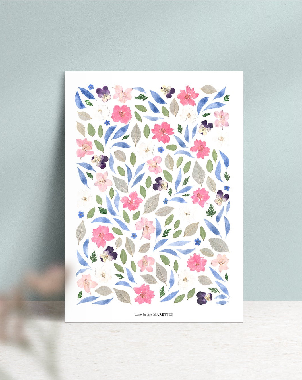Affiche Herbier - Prélude
 art print format a3, tons rose bleu et vert. Composition de fleurs pressées de delphinium, feuillage et aquarelle. décoration fleurie et poétique de Chemin des Marettes 