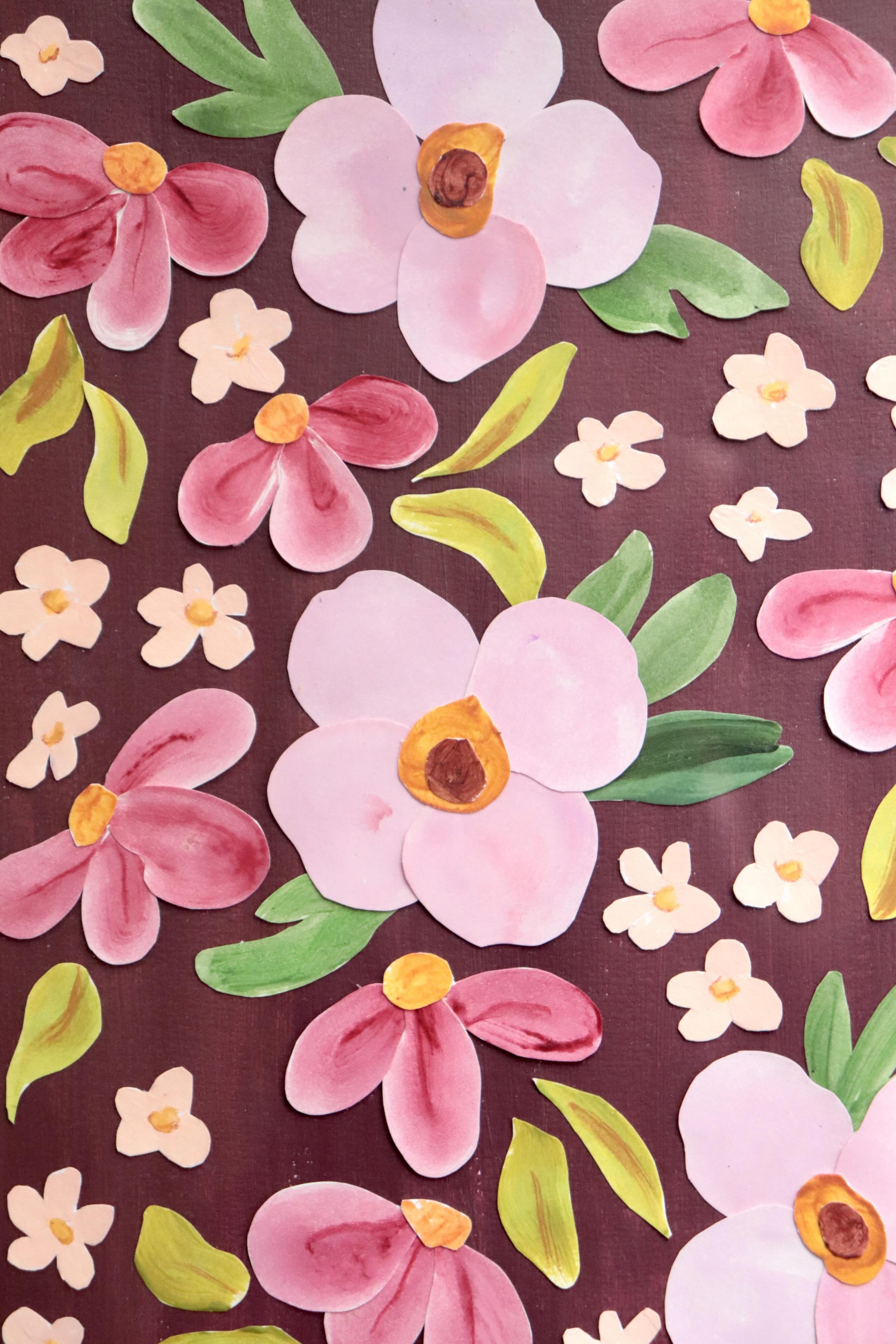 Grand herbier original A3 nommé Amarante, collage de fleurs en papier rose et blanc en relief sur fond peint bordeaux, encadré dans un cadre en bois rose, création Chemin des Marettes.