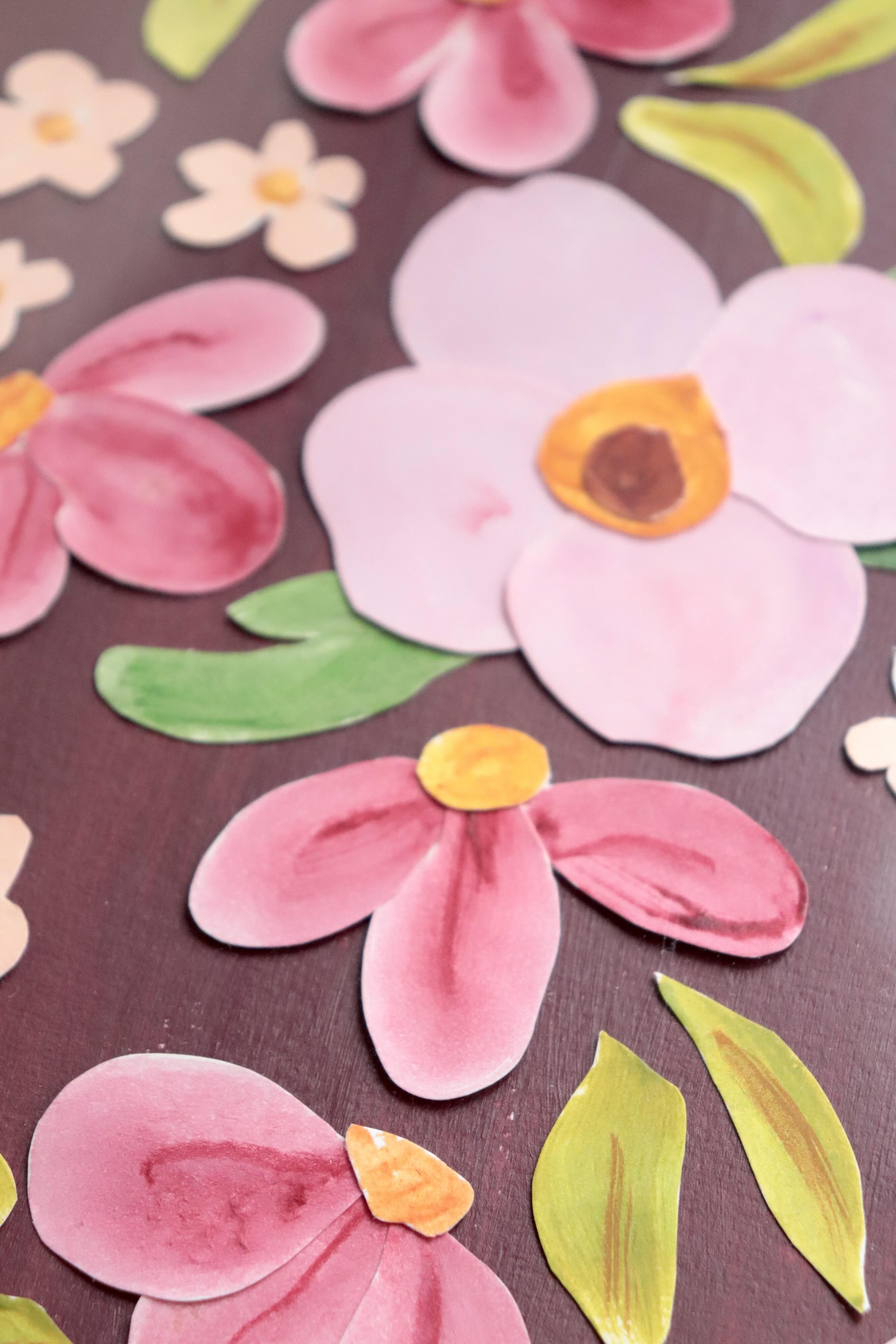 Grand herbier original A3 nommé Amarante, collage de fleurs en papier rose et blanc en relief sur fond peint bordeaux, encadré dans un cadre en bois rose, création Chemin des Marettes.