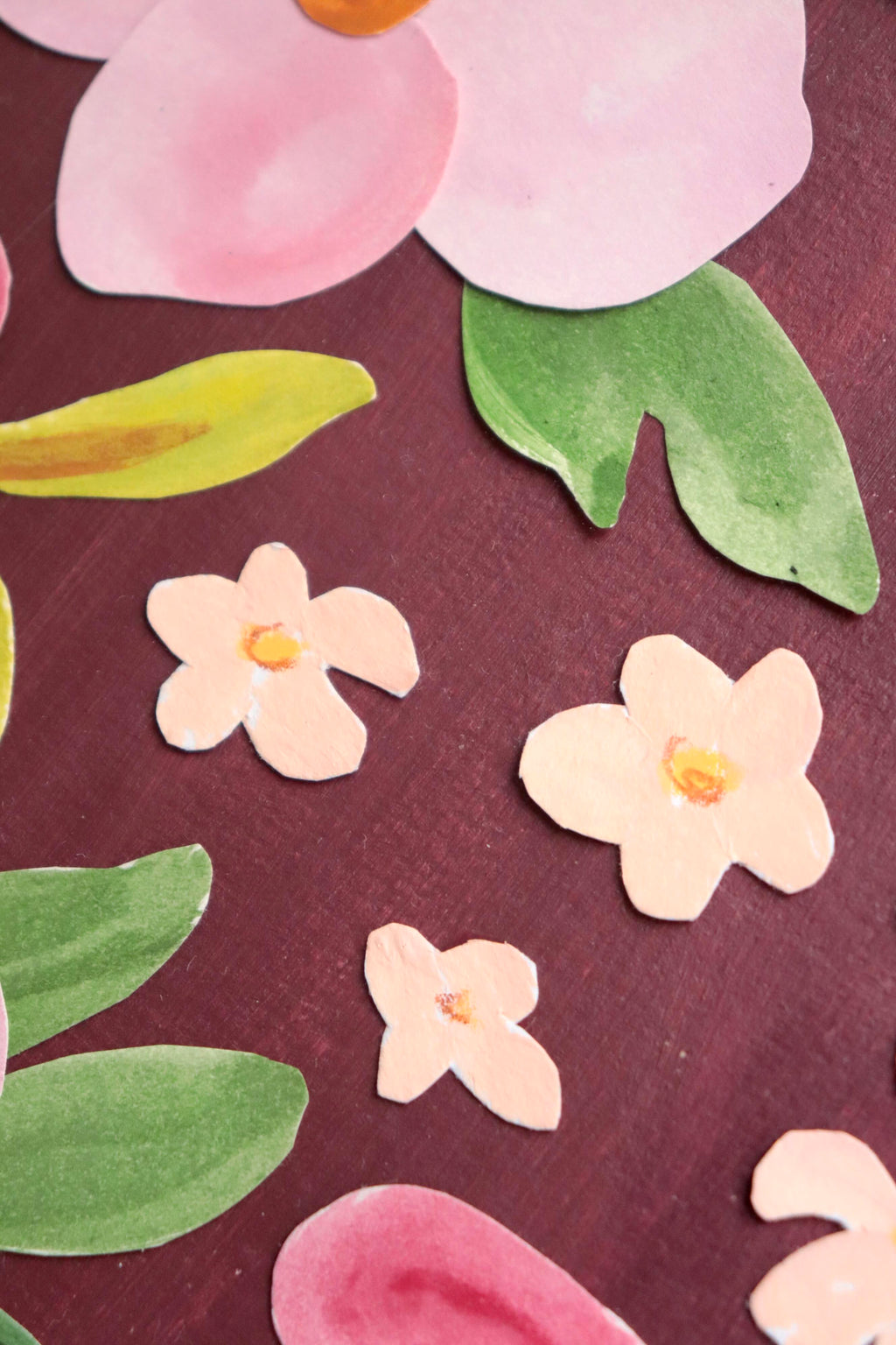 Grand herbier original A3 nommé Amarante, collage de fleurs en papier rose et blanc en relief sur fond peint bordeaux, encadré dans un cadre en bois rose, création Chemin des Marettes.