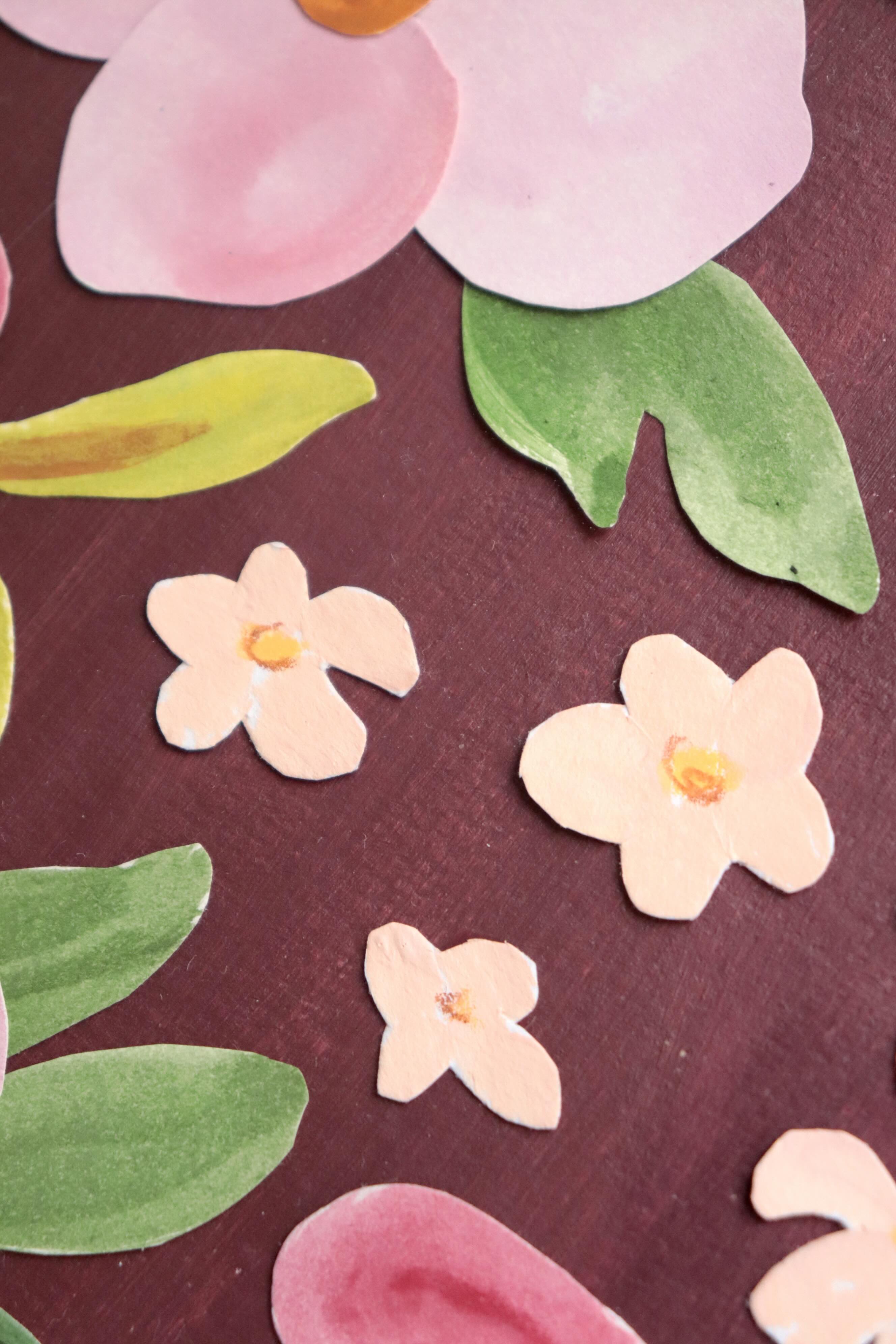 Grand herbier original A3 nommé Amarante, collage de fleurs en papier rose et blanc en relief sur fond peint bordeaux, encadré dans un cadre en bois rose, création Chemin des Marettes.