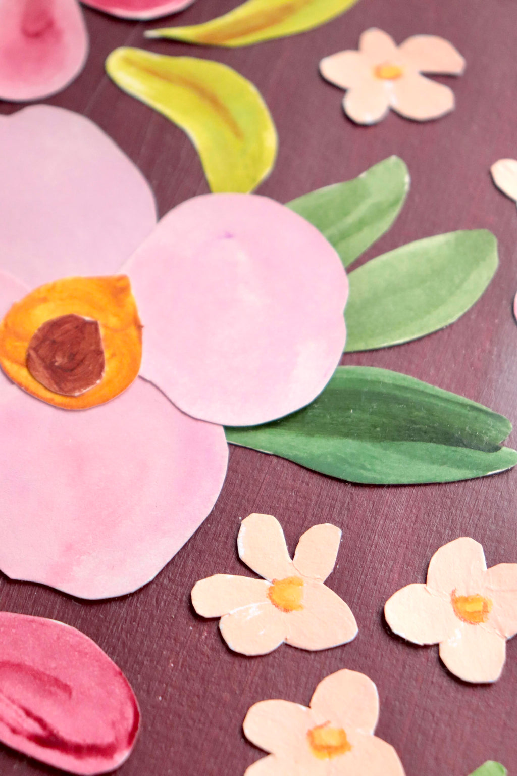Grand herbier original A3 nommé Amarante, collage de fleurs en papier rose et blanc en relief sur fond peint bordeaux, encadré dans un cadre en bois rose, création Chemin des Marettes.
