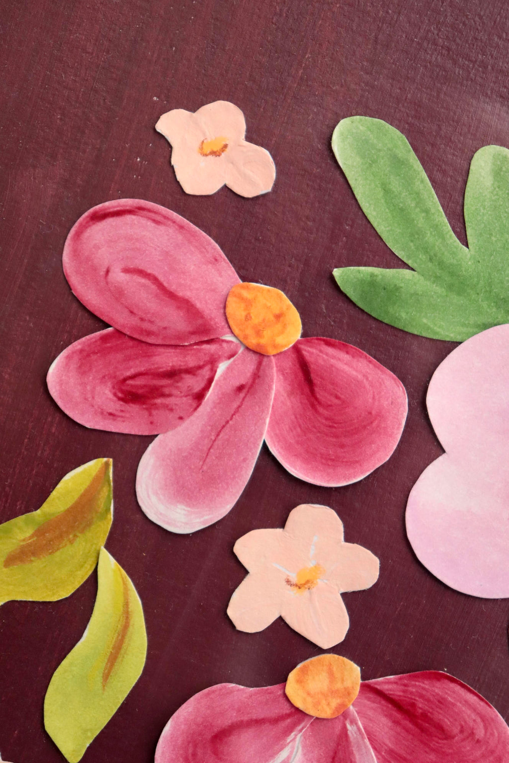 Grand herbier original A3 nommé Amarante, collage de fleurs en papier rose et blanc en relief sur fond peint bordeaux, encadré dans un cadre en bois rose, création Chemin des Marettes.