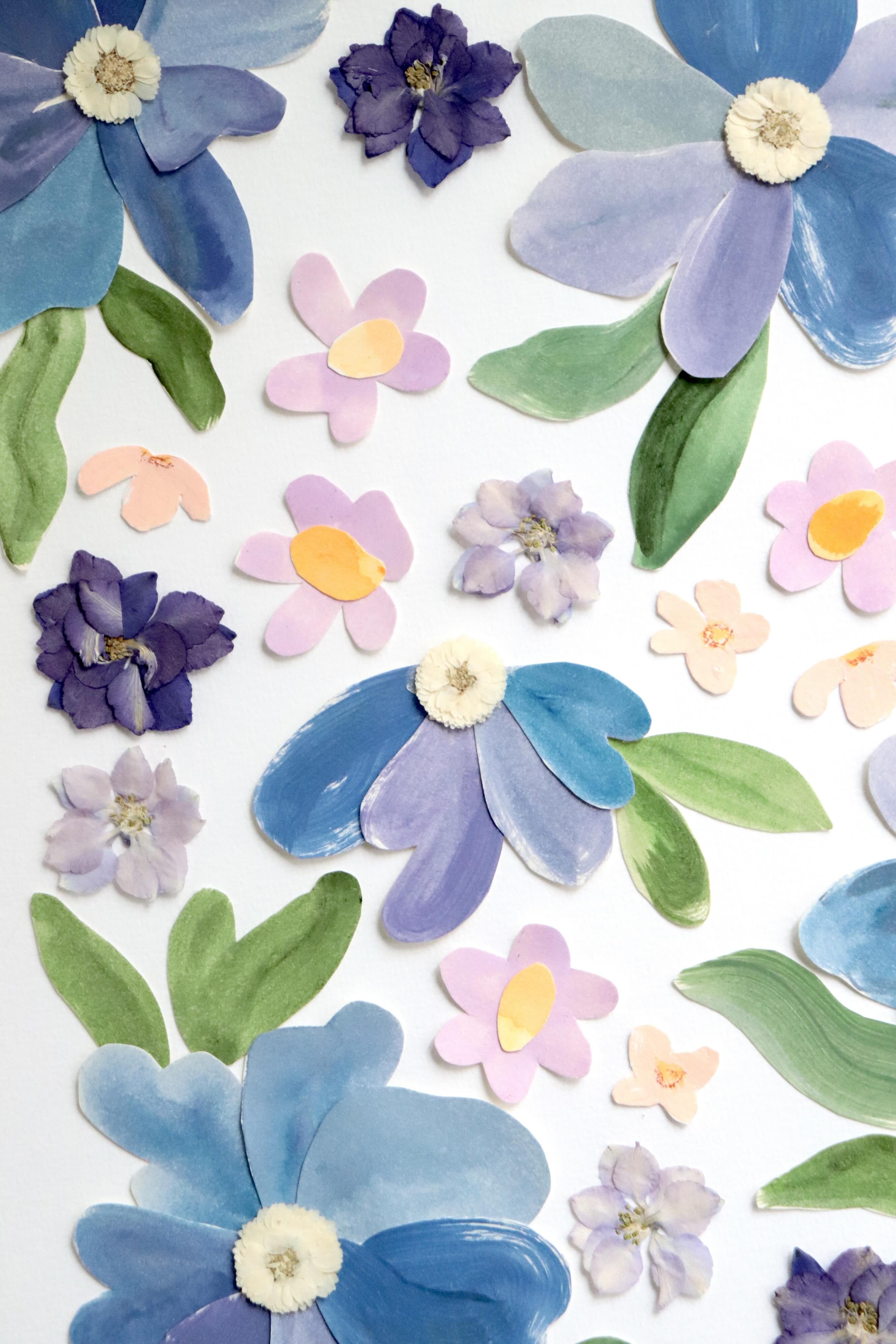 Grand herbier original A3 nommé Azuria, collage de fleurs en papier en relief sur fond blanc, encadré dans un cadre en bois bleu, création Chemin des Marettes.