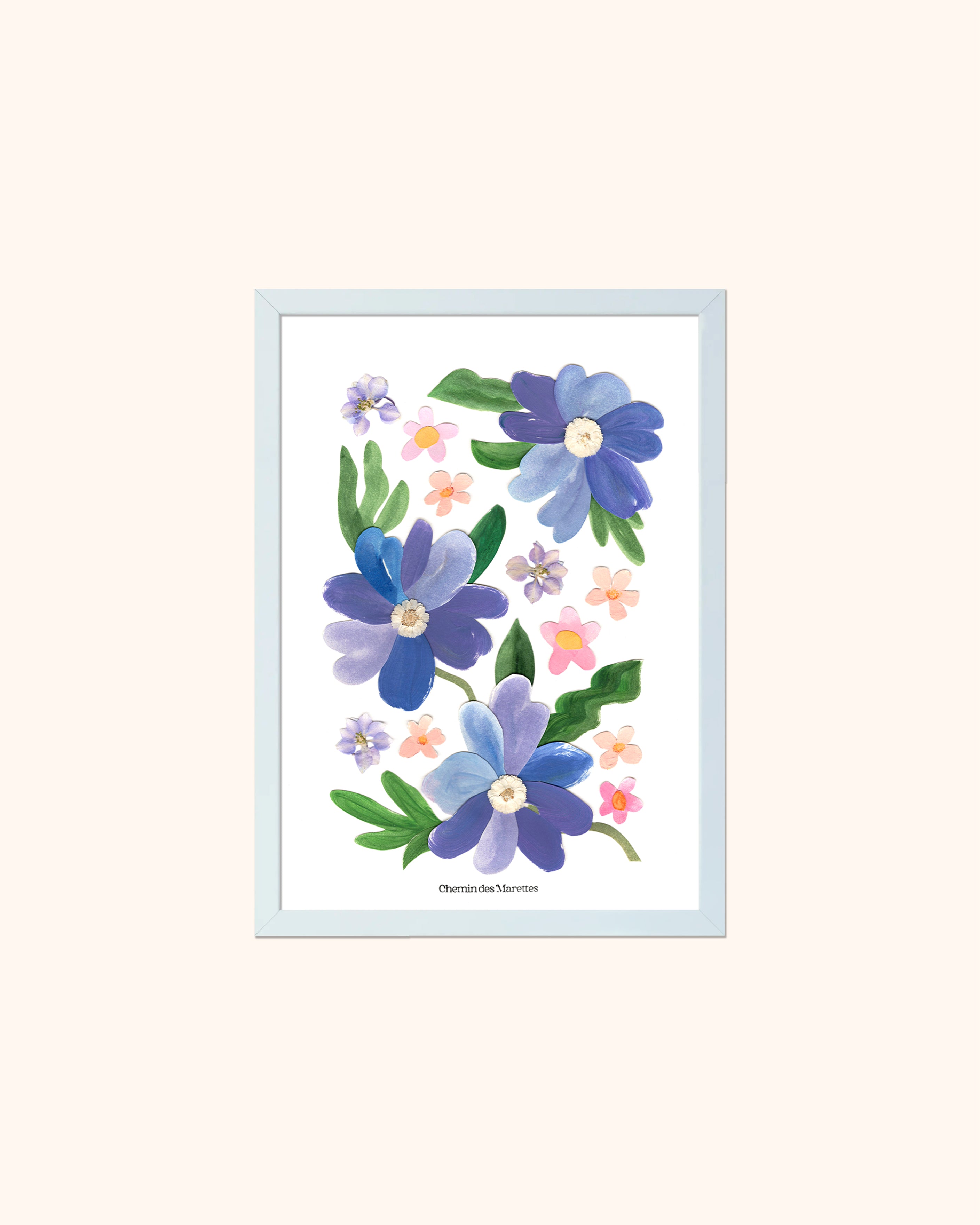 herbier original A4 nommé céleste, collage de fleurs en papier en relief et fleurs presséessur fond blanc, encadré dans un cadre en bois bleu, création Chemin des Marettes.