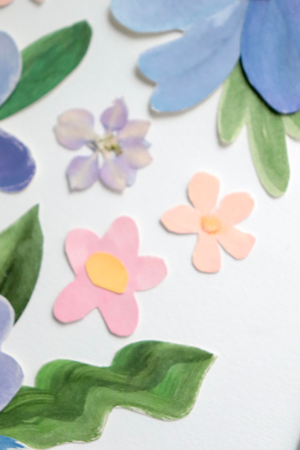 détails herbier original A4 nommé céleste, collage de fleurs en papier en relief et fleurs pressées sur fond blanc, encadré dans un cadre en bois bleu, création Chemin des Marettes.