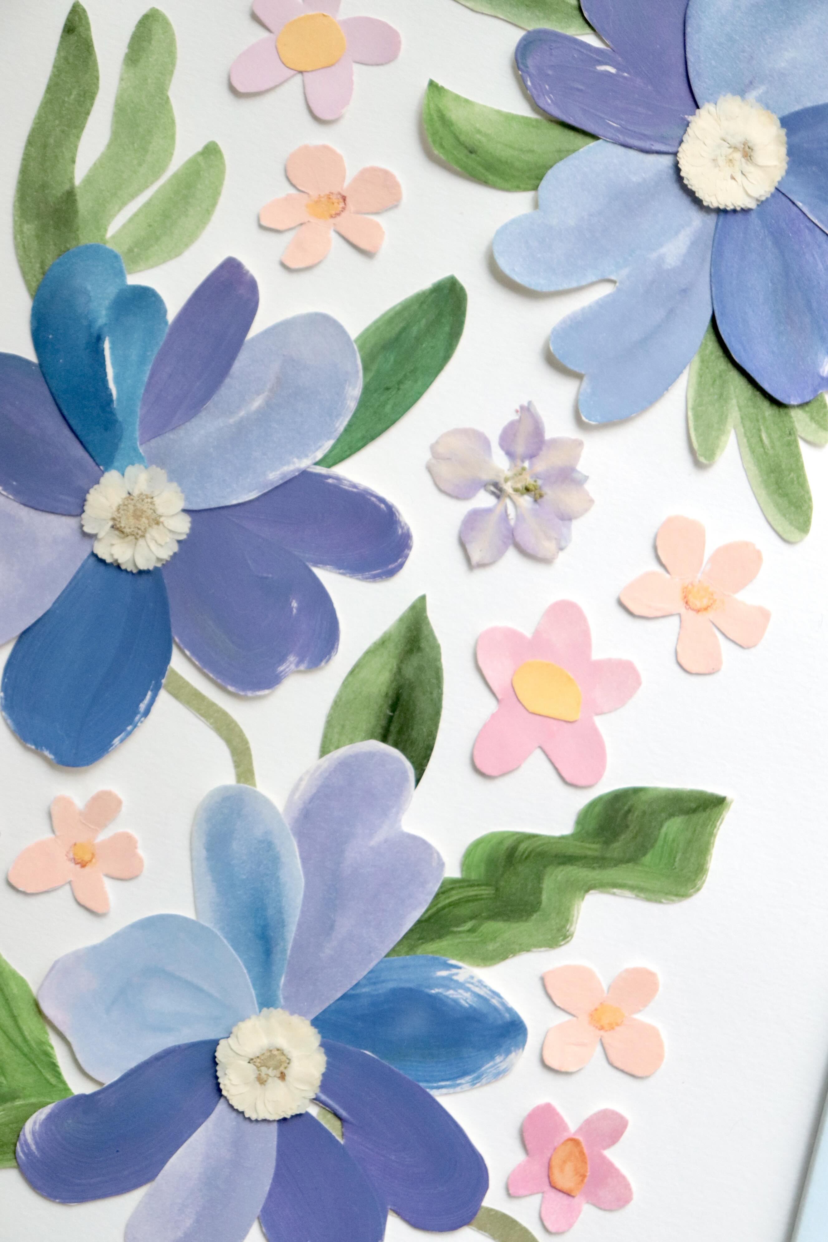 détails herbier original A4 nommé céleste, collage de fleurs en papier en relief et fleurs pressées sur fond blanc, encadré dans un cadre en bois bleu, création Chemin des Marettes.