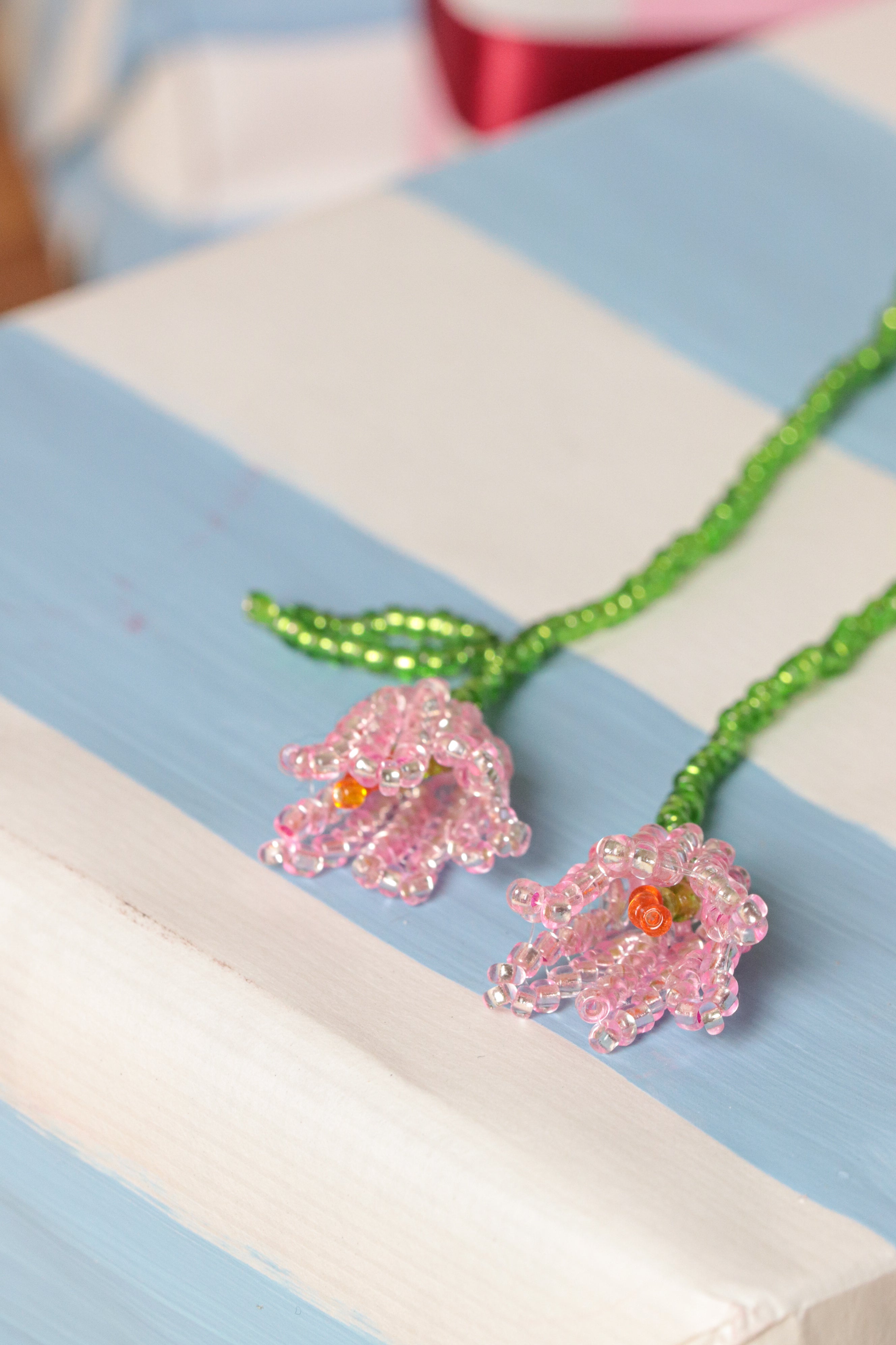 Détail des tulipes 3D en perles de rocailles du collier sautoir