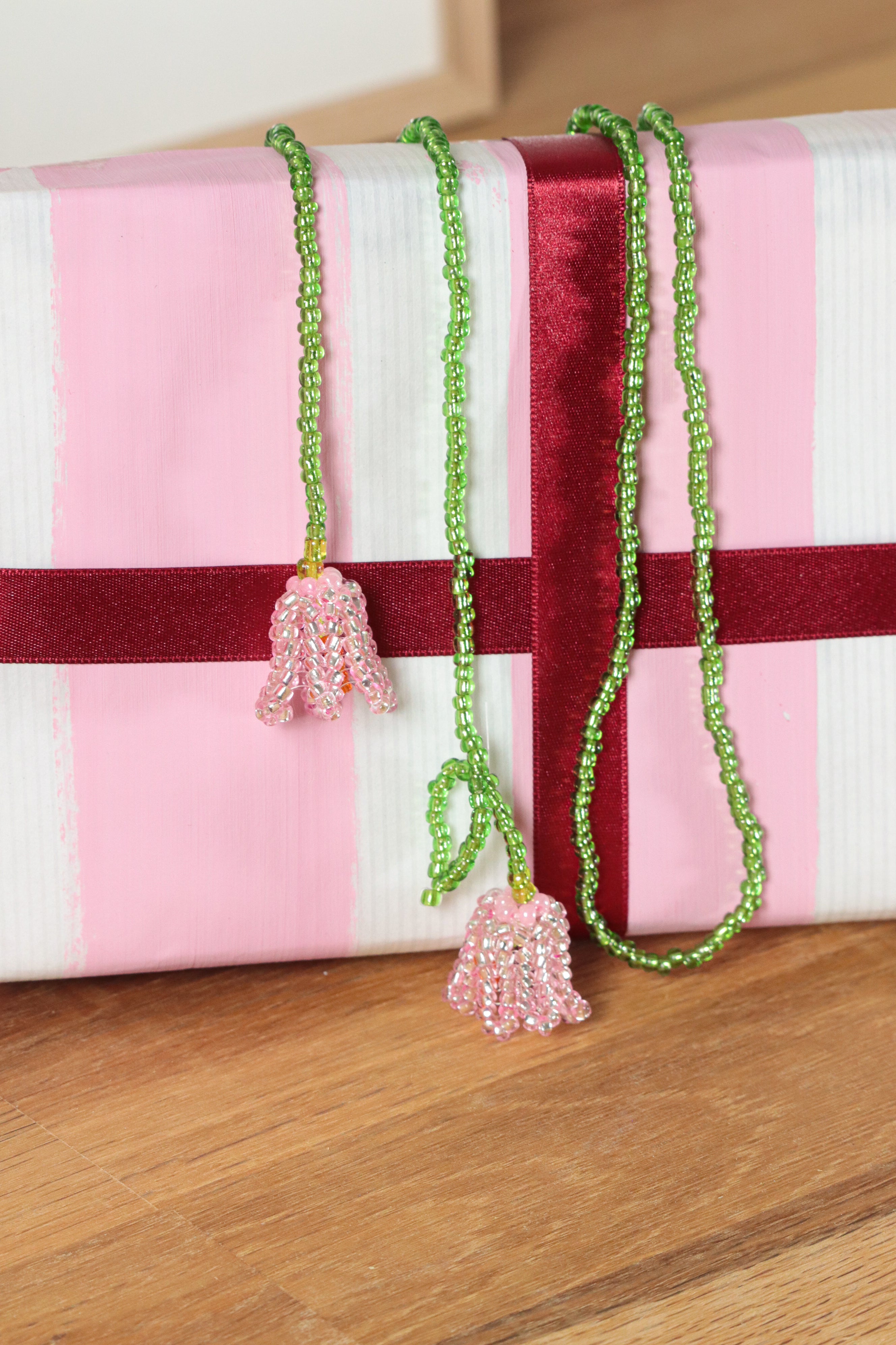 Collier sautoir tulipes en perles de rocailles roses avec pistil orange et feuille verte