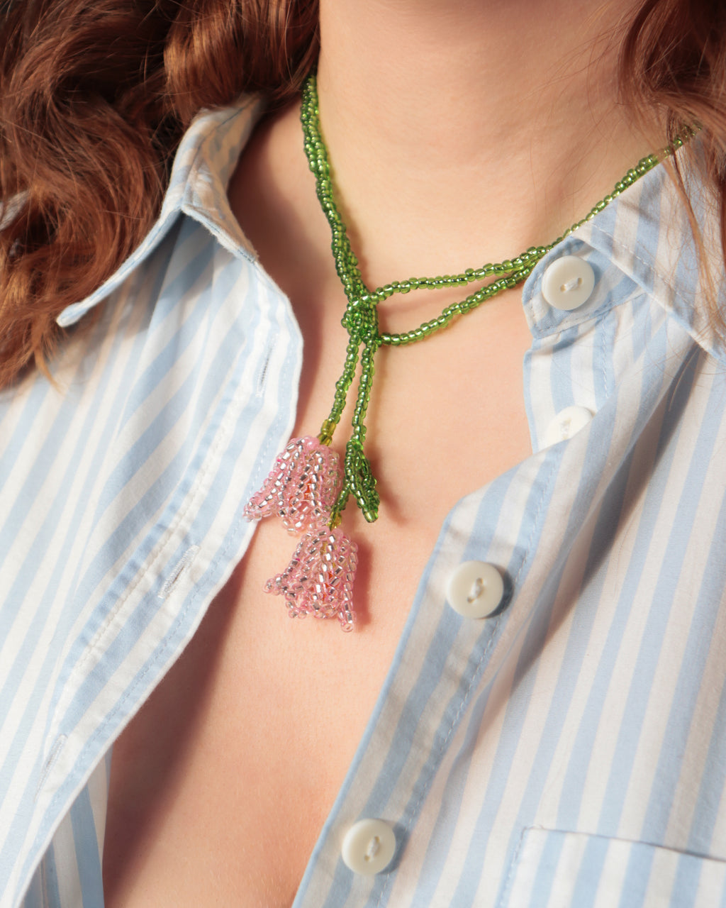 Collier sautoir tulipes porté - création artisanale en perles de rocailles