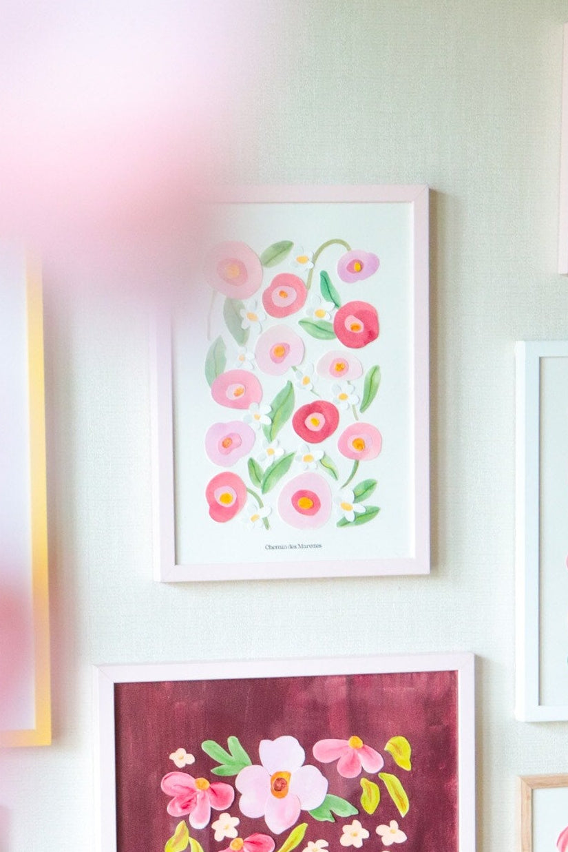 herbier original A4 nommé Grenadine, collage de fleurs roses en papier en relief sur fond blanc, encadré dans un cadre en bois rose, création Chemin des Marettes.