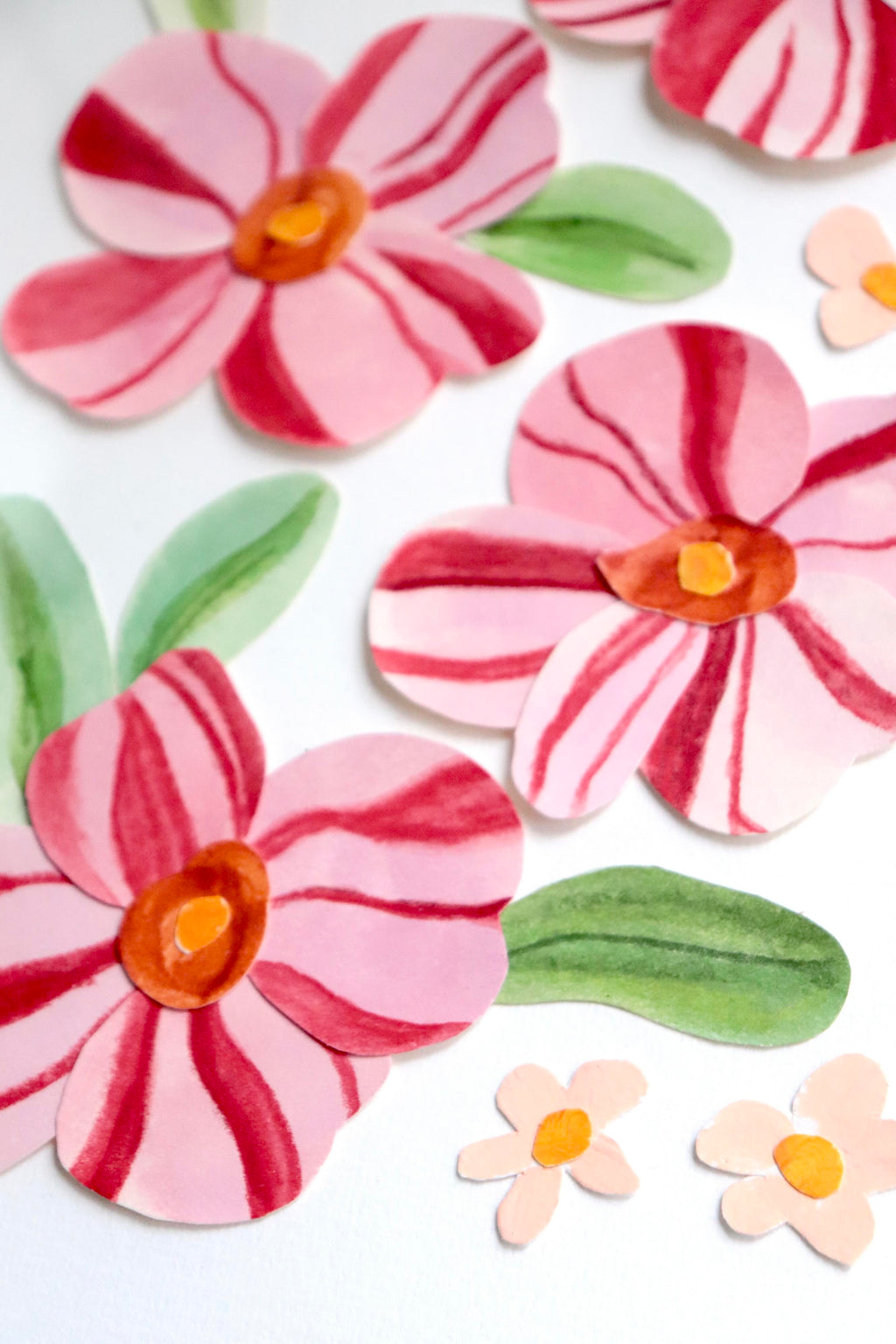 herbier de papier nommé Dragée, collage de fleurs en papier rose et rouge en relief sur fond blanc immaculé, encadré dans un cadre en bois rose, création Chemin des Marettes.