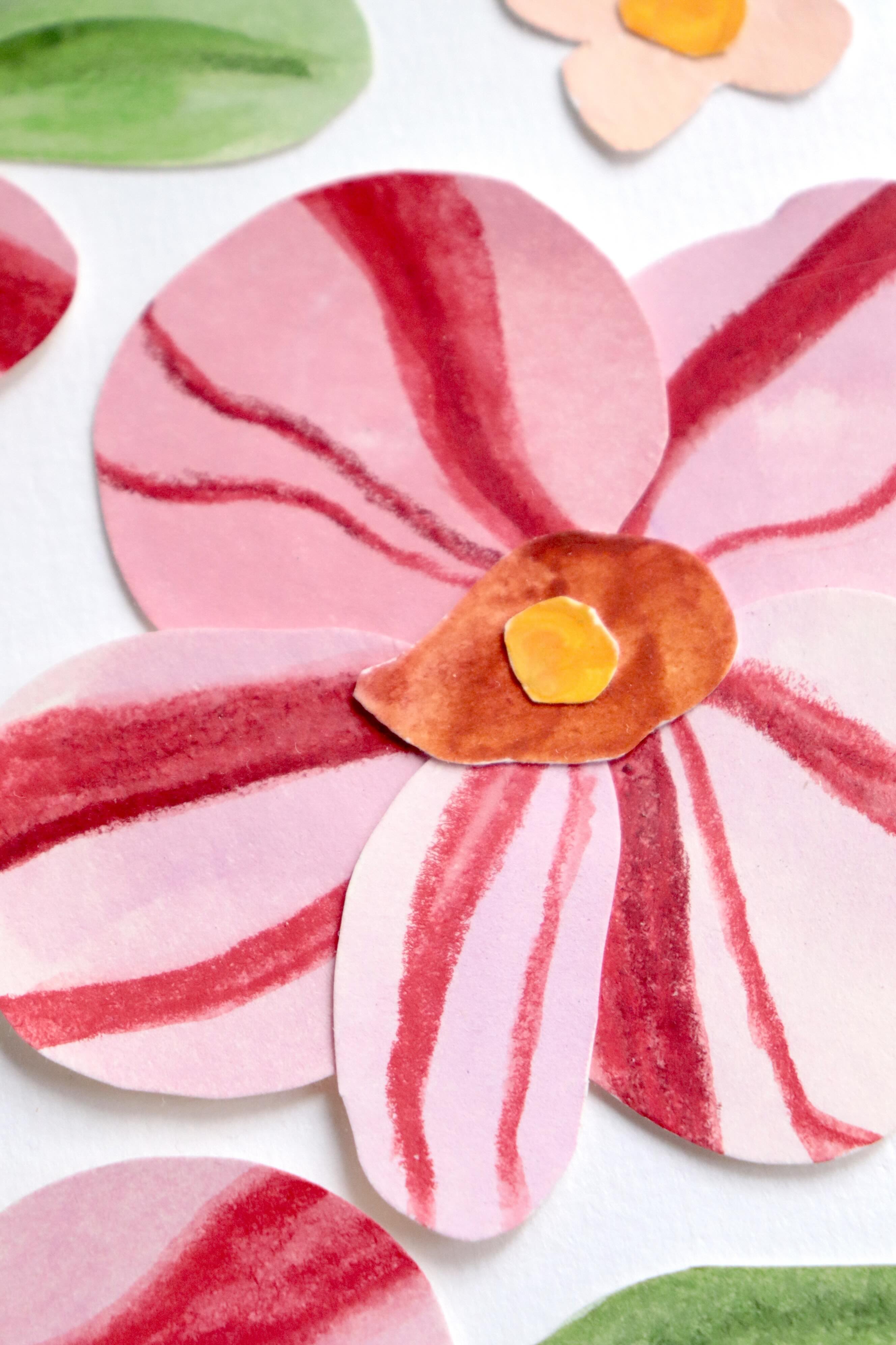  collage de fleurs en papier rose et rouge en relief sur fond blanc immaculé, création Chemin des Marettes.