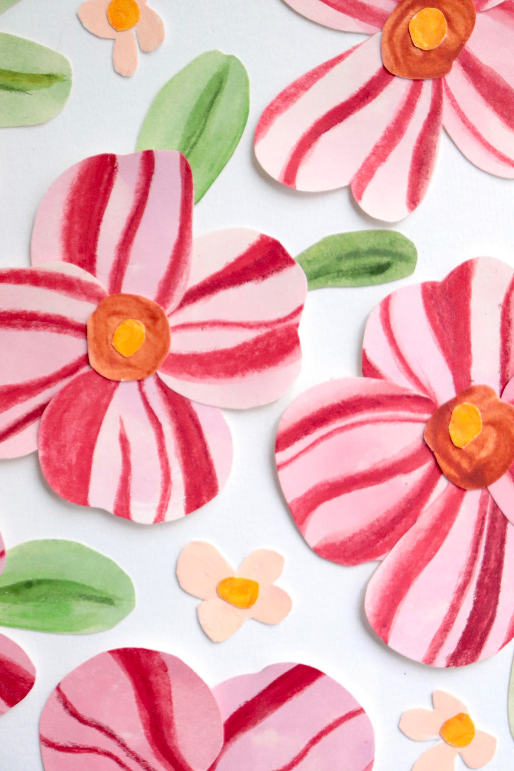  collage de fleurs en papier rose et rouge en relief sur fond blanc immaculé, création Chemin des Marettes.