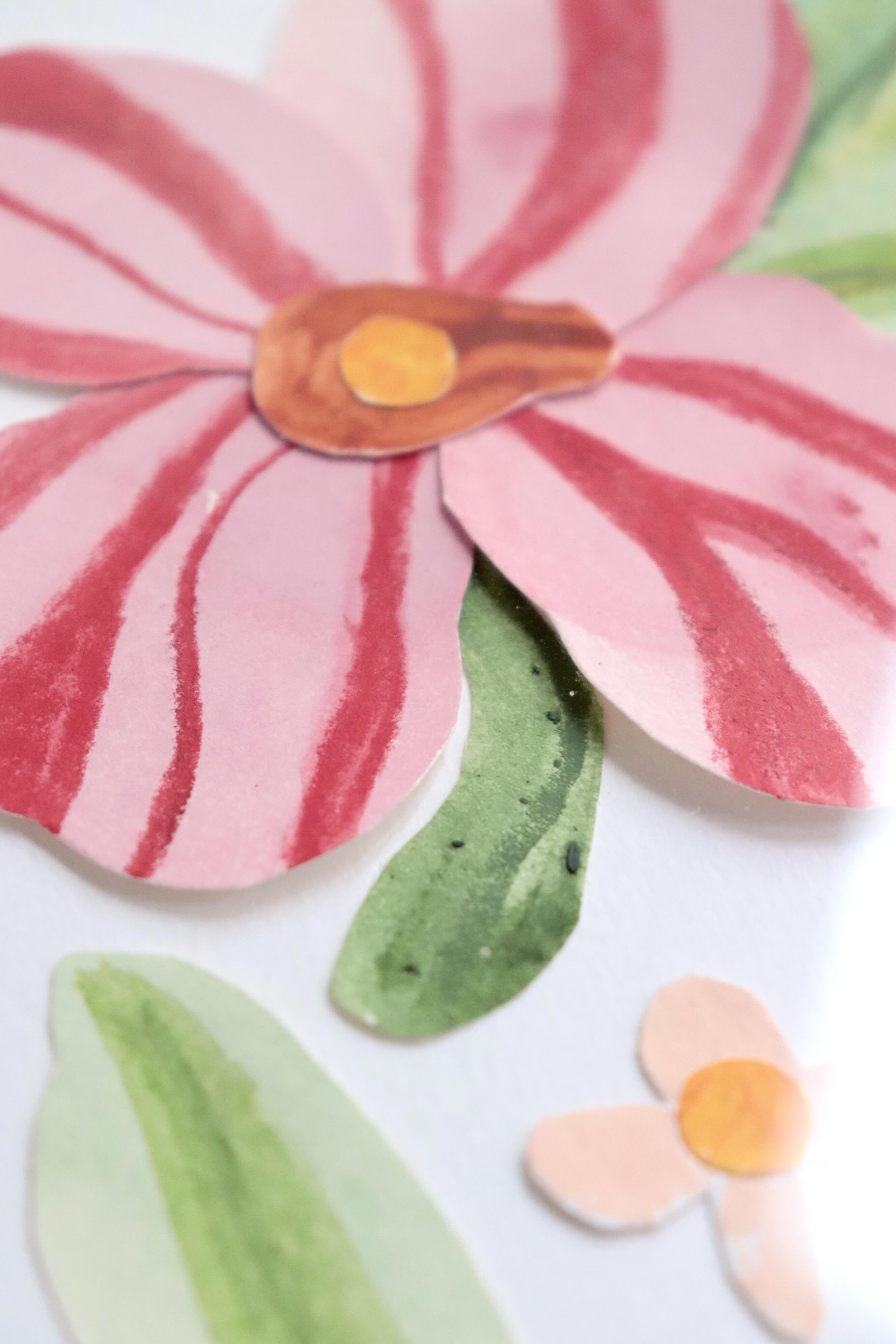 collage de fleurs en papier rose et rouge en relief sur fond blanc immaculé, feuillage peint, création Chemin des Marettes.