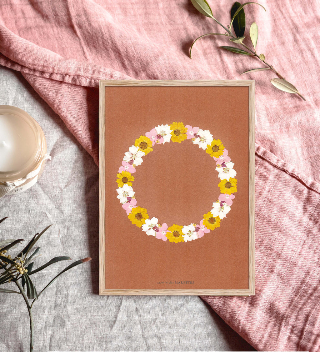 herbier fond marron avec couronne de fleurs pressées décoration cosy