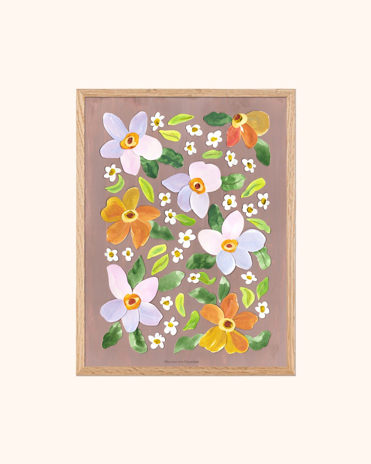 Grand herbier original A3 nommé Irisée, collage de fleurs en papier rose et blanc en relief sur fond peint marron glacé, encadré dans un cadre en bois de chêne, création Chemin des Marettes.