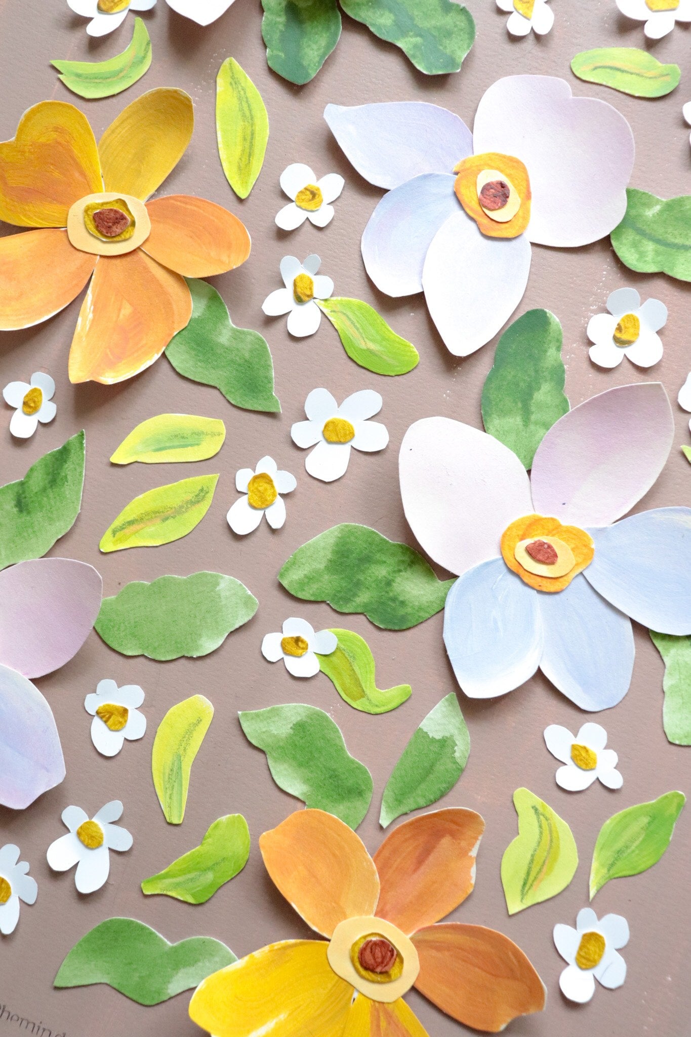 Grand herbier original A3 nommé Irisée, collage de fleurs en papier rose et blanc en relief sur fond peint marron glacé, encadré dans un cadre en bois de chêne, création Chemin des Marettes.