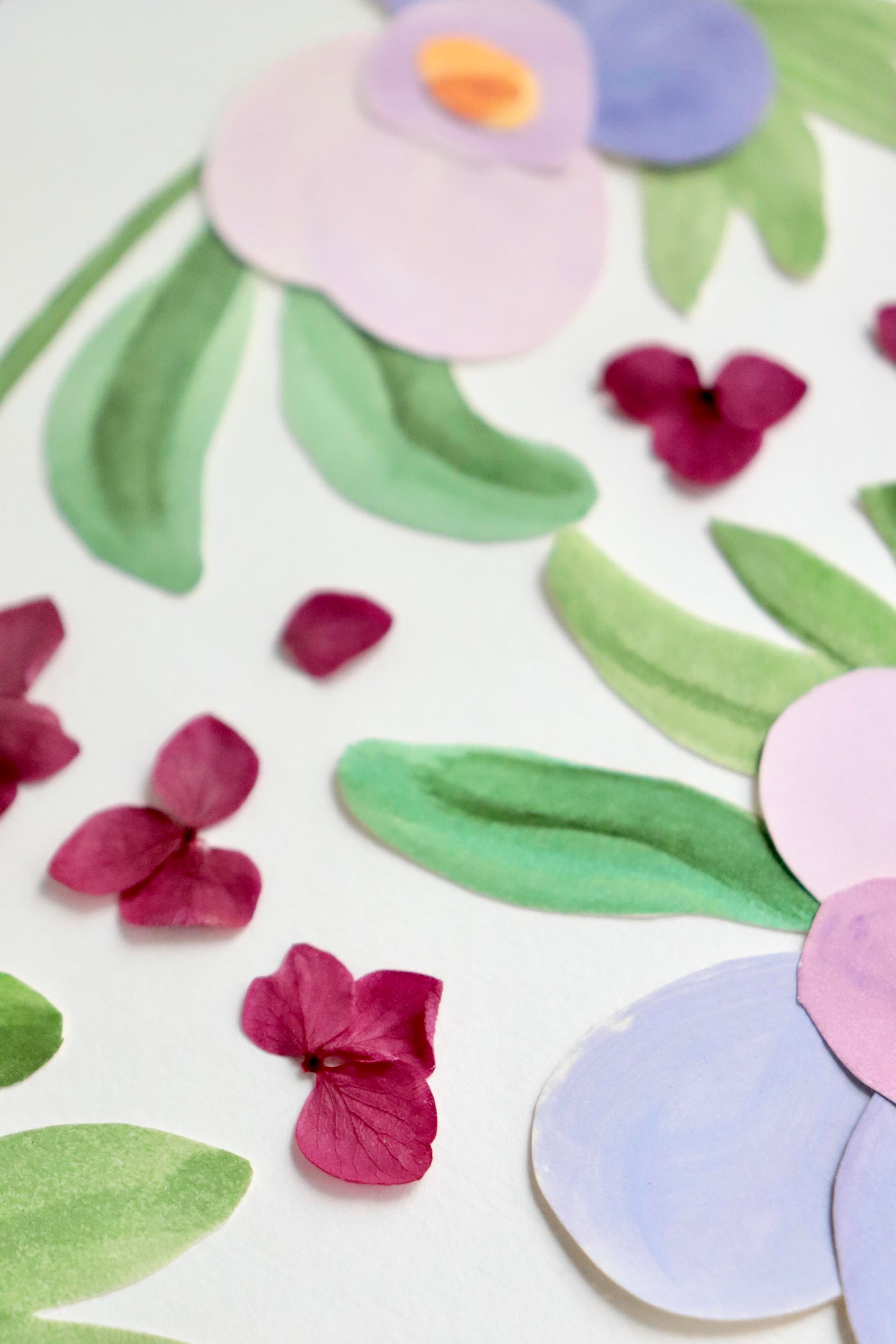herbier original A4 nommé Lilasie, collage de fleurs en papier en relief sur fond blanc, encadré dans un cadre en bois lilas, création Chemin des Marettes.