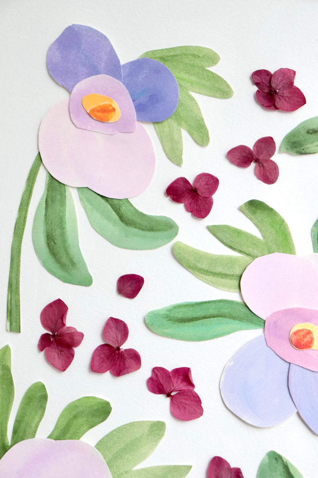 herbier original A4 nommé Lilasie, collage de fleurs en papier en relief sur fond blanc, encadré dans un cadre en bois lilas, création Chemin des Marettes.