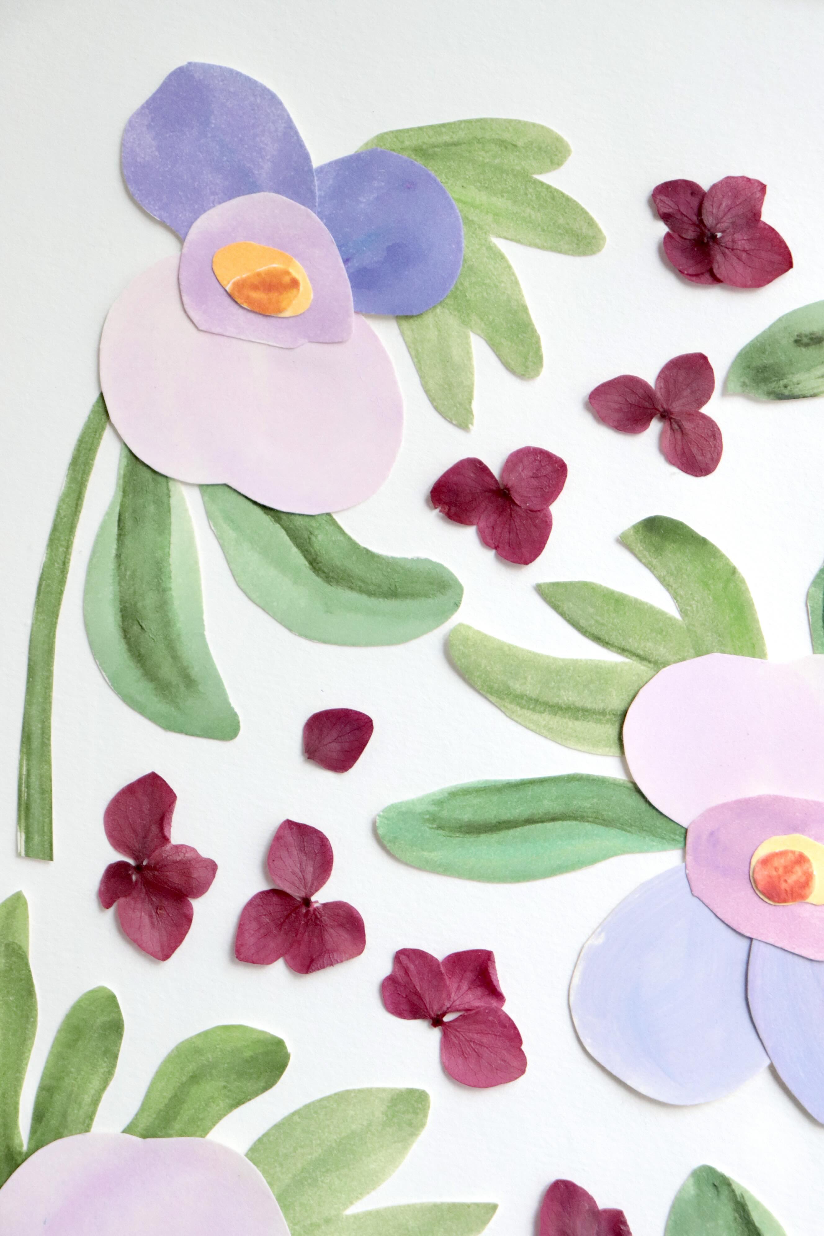 herbier original A4 nommé Lilasie, collage de fleurs en papier en relief sur fond blanc, encadré dans un cadre en bois lilas, création Chemin des Marettes.