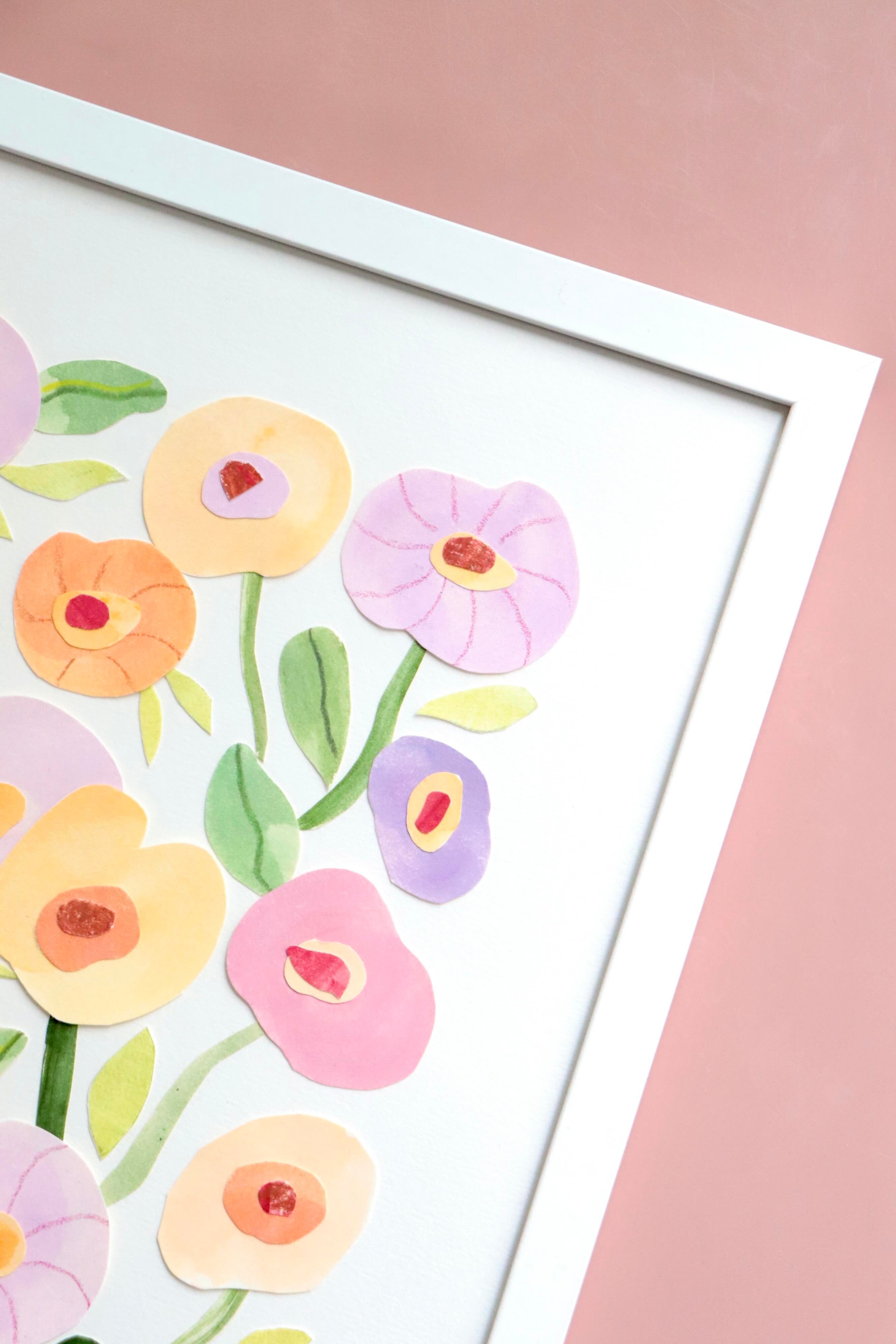 herbier original A4 nommé Poppy, collage de fleurs en papier en relief sur fond blanc, encadré dans un cadre en bois blanc, création Chemin des Marettes.
