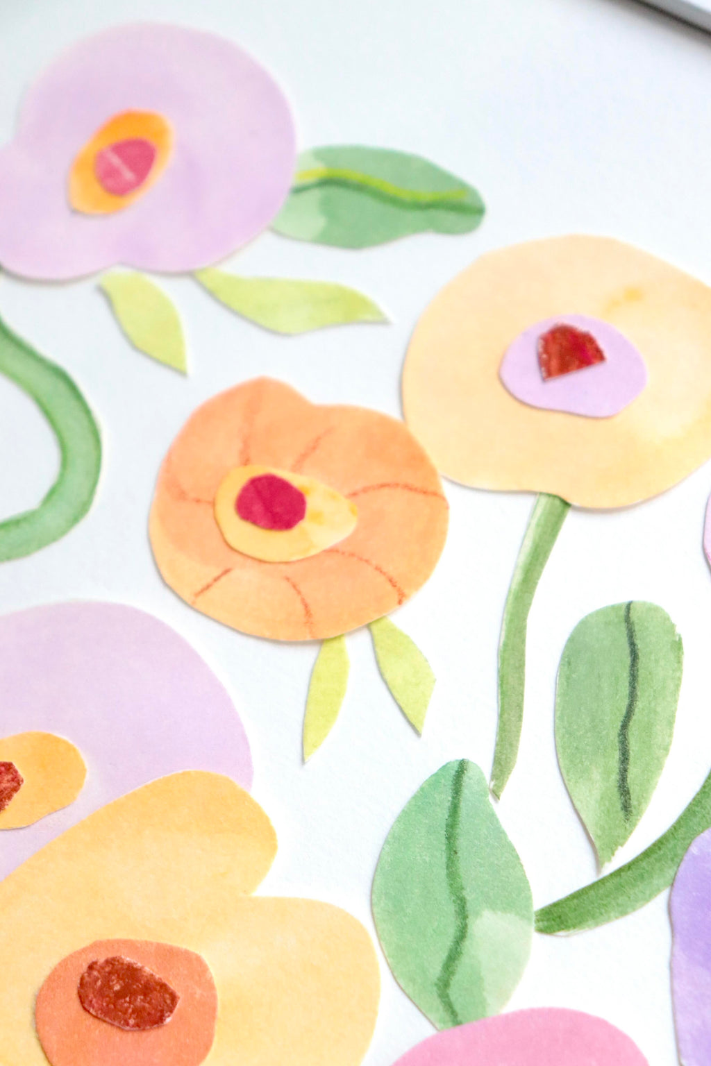 herbier original A4 nommé Poppy, collage de fleurs en papier en relief sur fond blanc, encadré dans un cadre en bois blanc, création Chemin des Marettes.