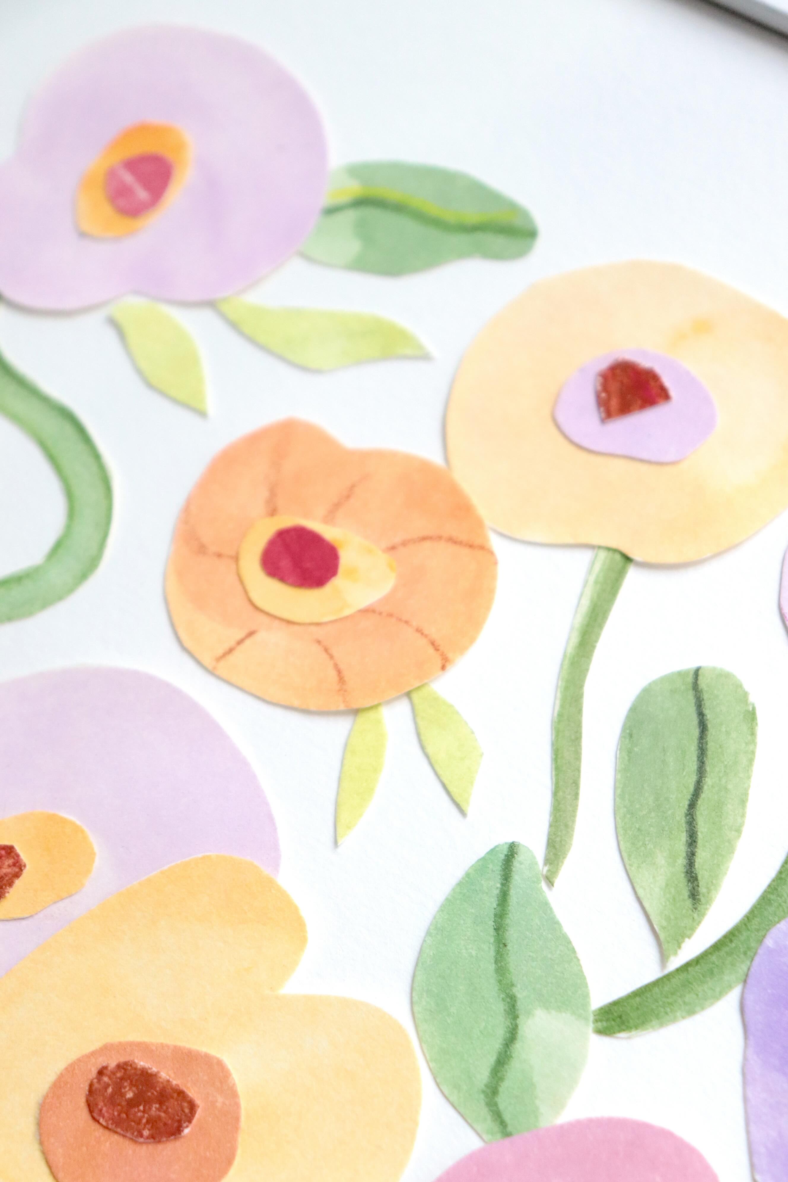 herbier original A4 nommé Poppy, collage de fleurs en papier en relief sur fond blanc, encadré dans un cadre en bois blanc, création Chemin des Marettes.