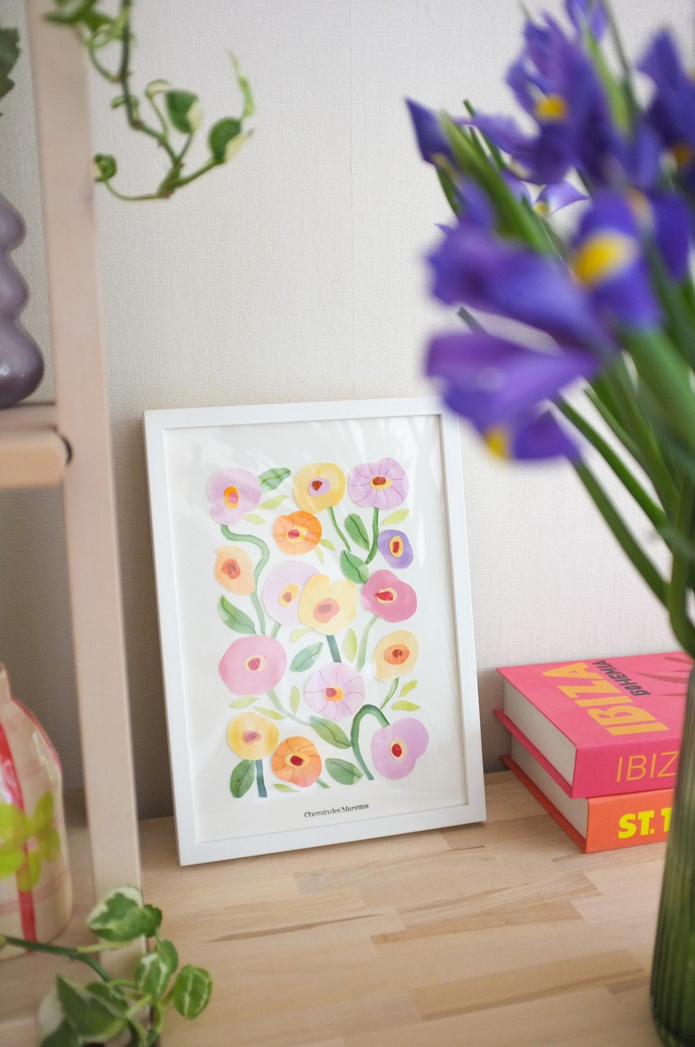 herbier original A4 nommé Poppy, collage de fleurs en papier en relief sur fond blanc, encadré dans un cadre en bois blanc, création Chemin des Marettes.