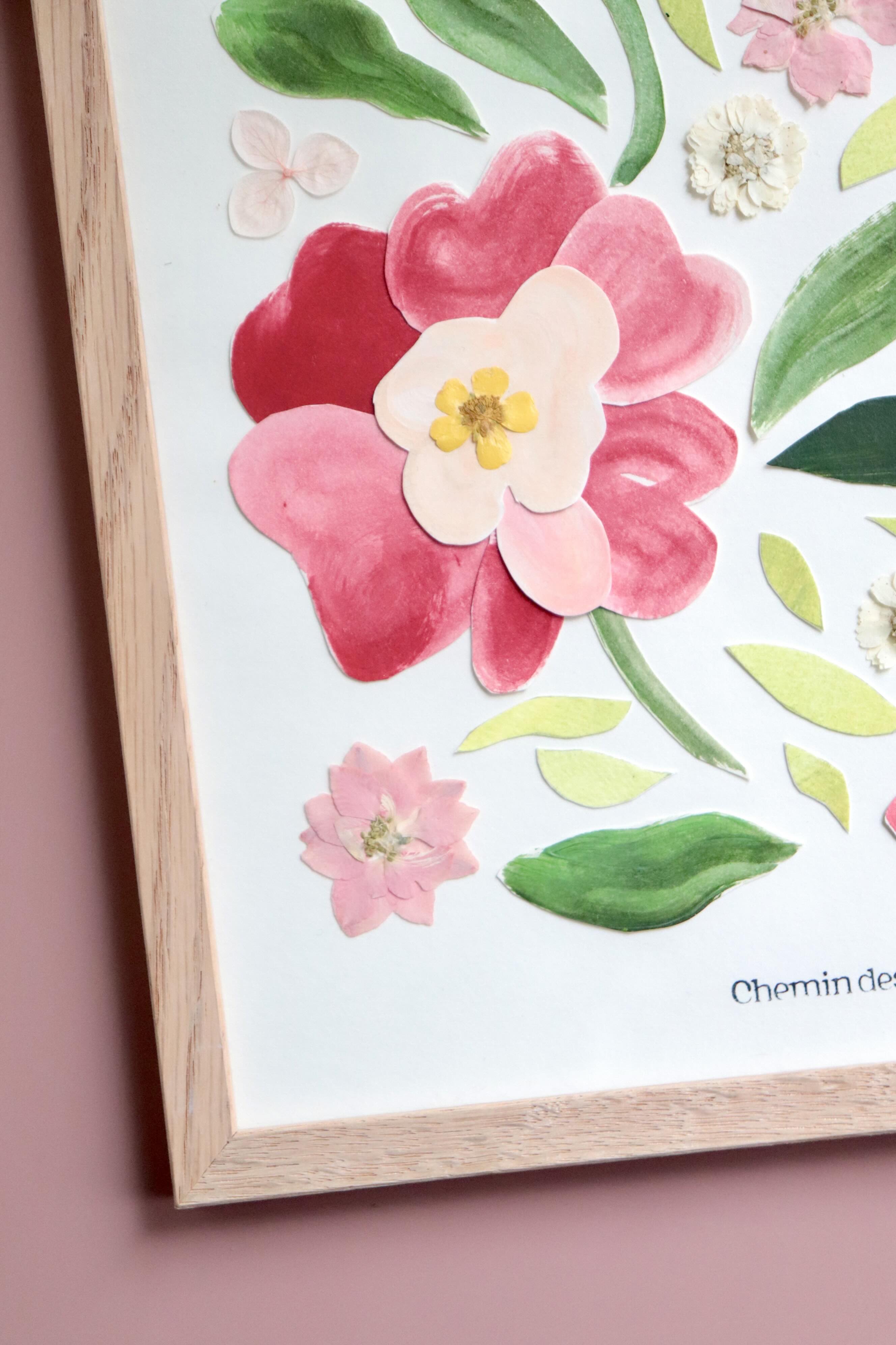 herbier original A4 nommé prémice, collage de fleurs en papier en relief sur fond blanc, encadré dans un cadre en bois de chêne, création Chemin des Marettes.