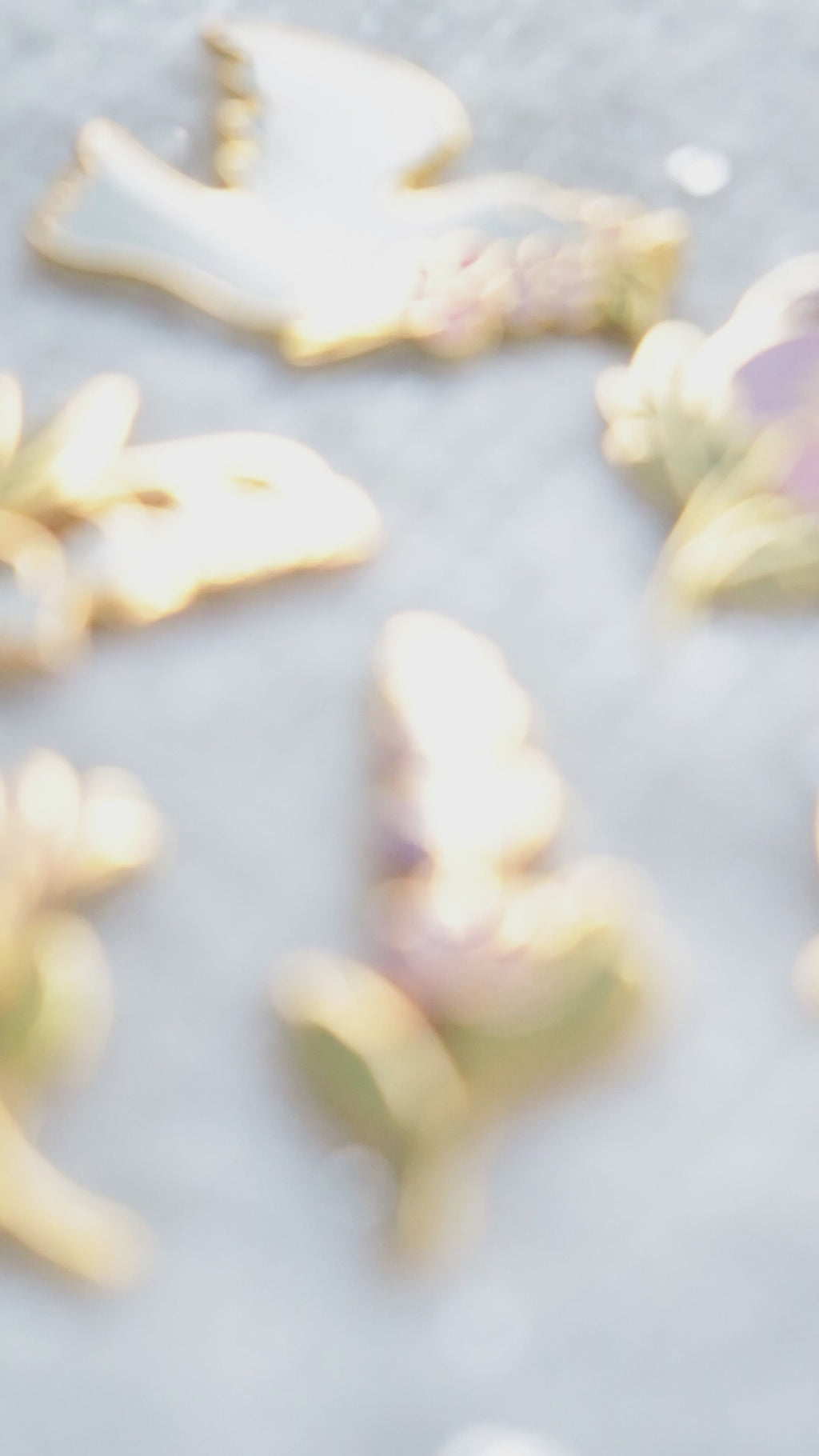 Pin's Marguerite blanche&nbsp;en métal doré, émaillé blanc, vert olive et vert émeraude est un accessoire élégant et délicat qui égayera vos mailles, manteaux, vestes, sacs, casquettes … À collectionner sans modération!