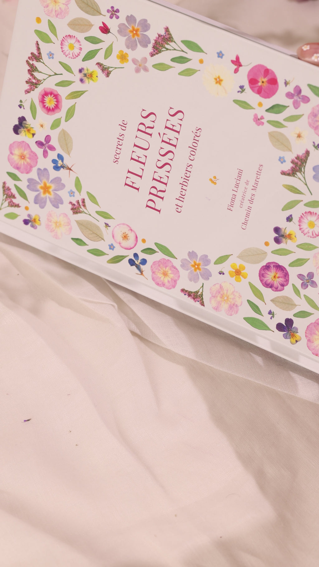 preview livre secret de fleurs pressées