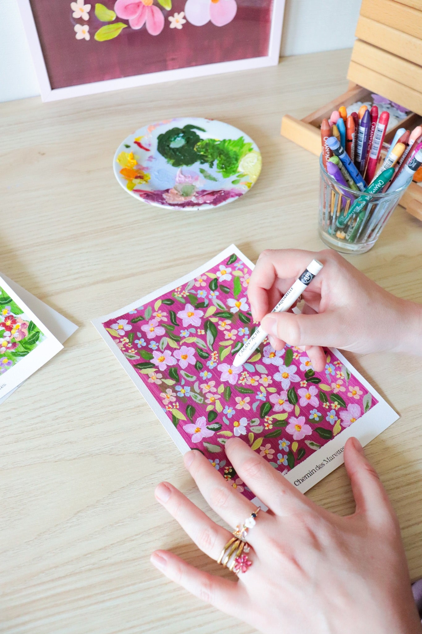Mini peinture acrylique originale A5 nommée Velours, par Chemin des Marettes. Bouquet de fleurs bleu pâle, rose clair et blanc avec feuillage vert sur un fond bordeaux intense et mat. Style botanique minimaliste, prête à offrir pour la Fête des Mères.