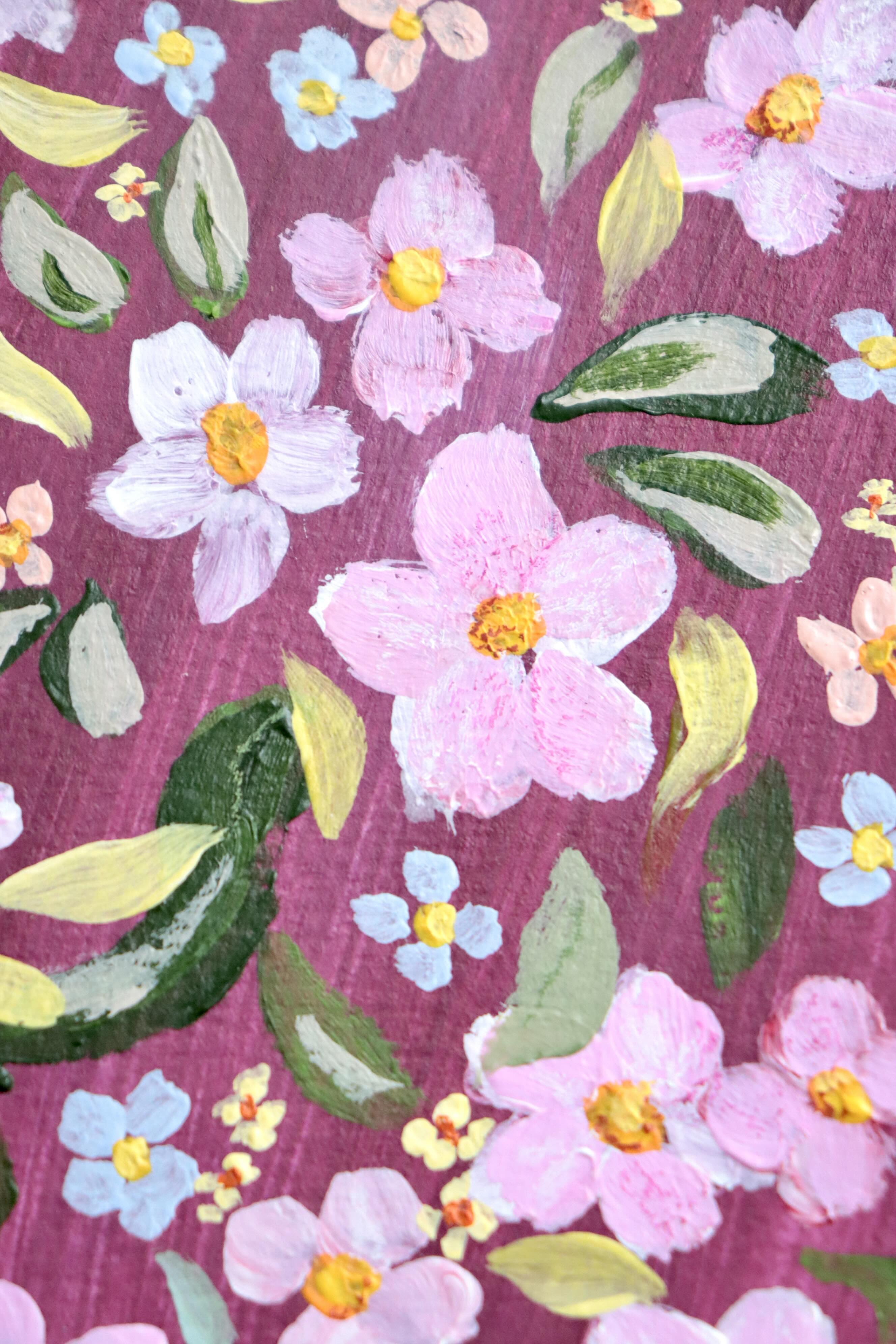 Mini peinture acrylique originale A5 nommée Velours, par Chemin des Marettes. Bouquet de fleurs bleu pâle, rose clair et blanc avec feuillage vert sur un fond bordeaux intense et mat. Style botanique minimaliste, prête à offrir pour la Fête des Mères.