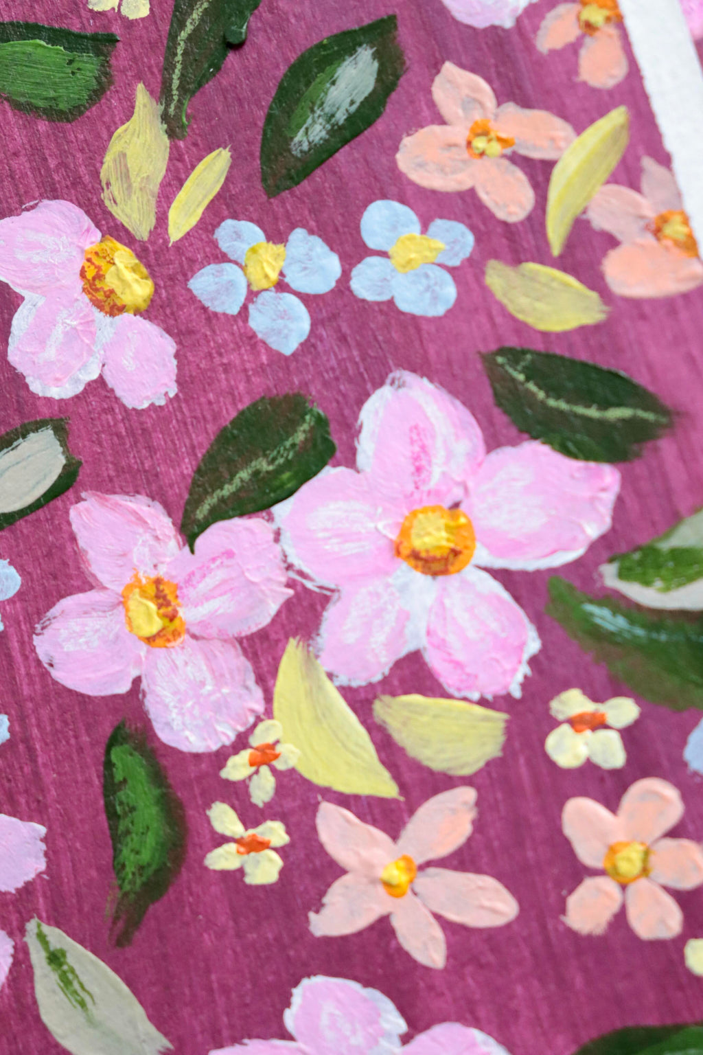 Mini peinture acrylique originale A5 nommée Velours, par Chemin des Marettes. Bouquet de fleurs bleu pâle, rose clair et blanc avec feuillage vert sur un fond bordeaux intense et mat. Style botanique minimaliste, prête à offrir pour la Fête des Mères.